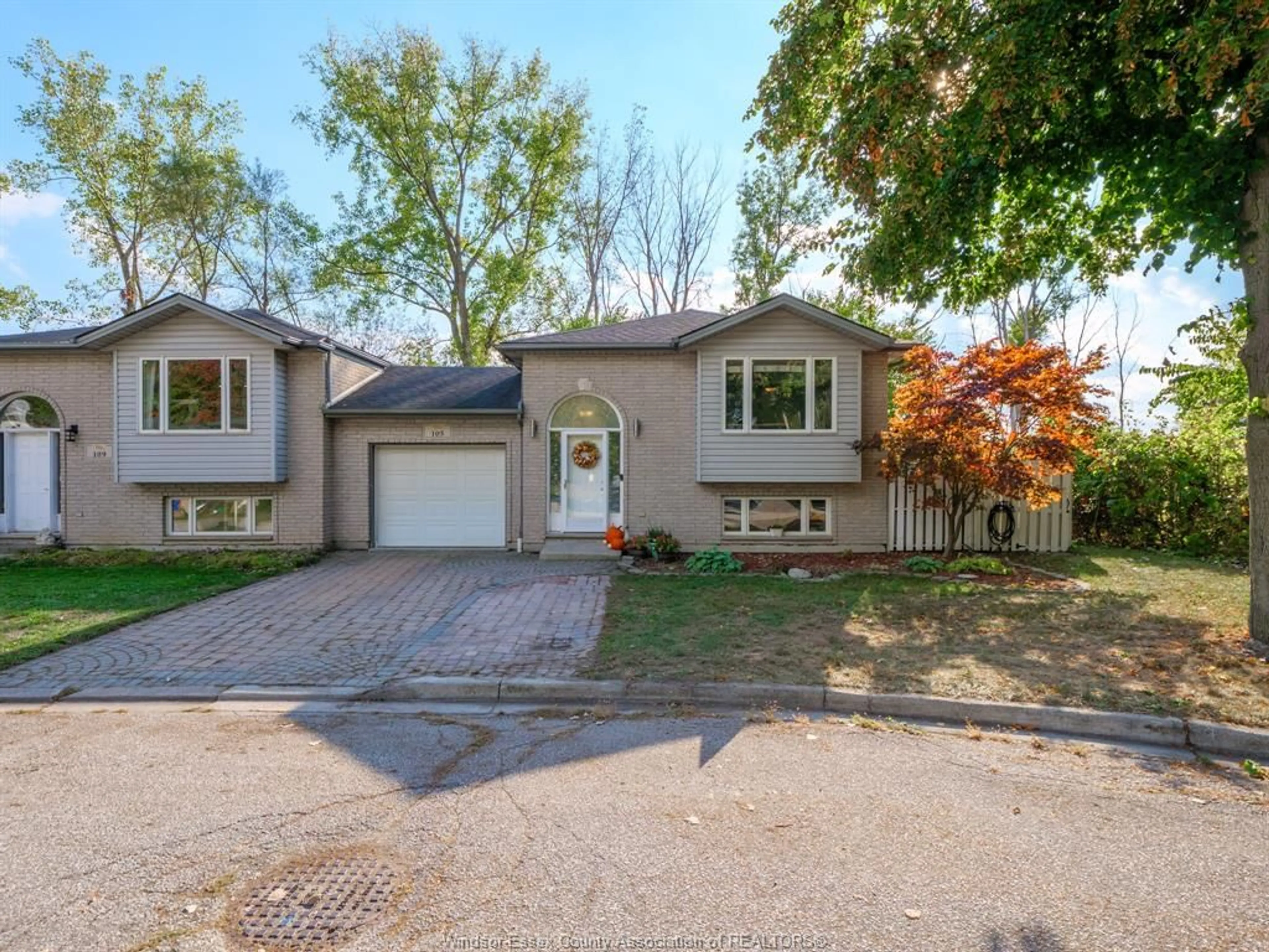 Home with vinyl exterior material, street for 105 Rivervilla Crt, LaSalle Ontario N9J 3N8