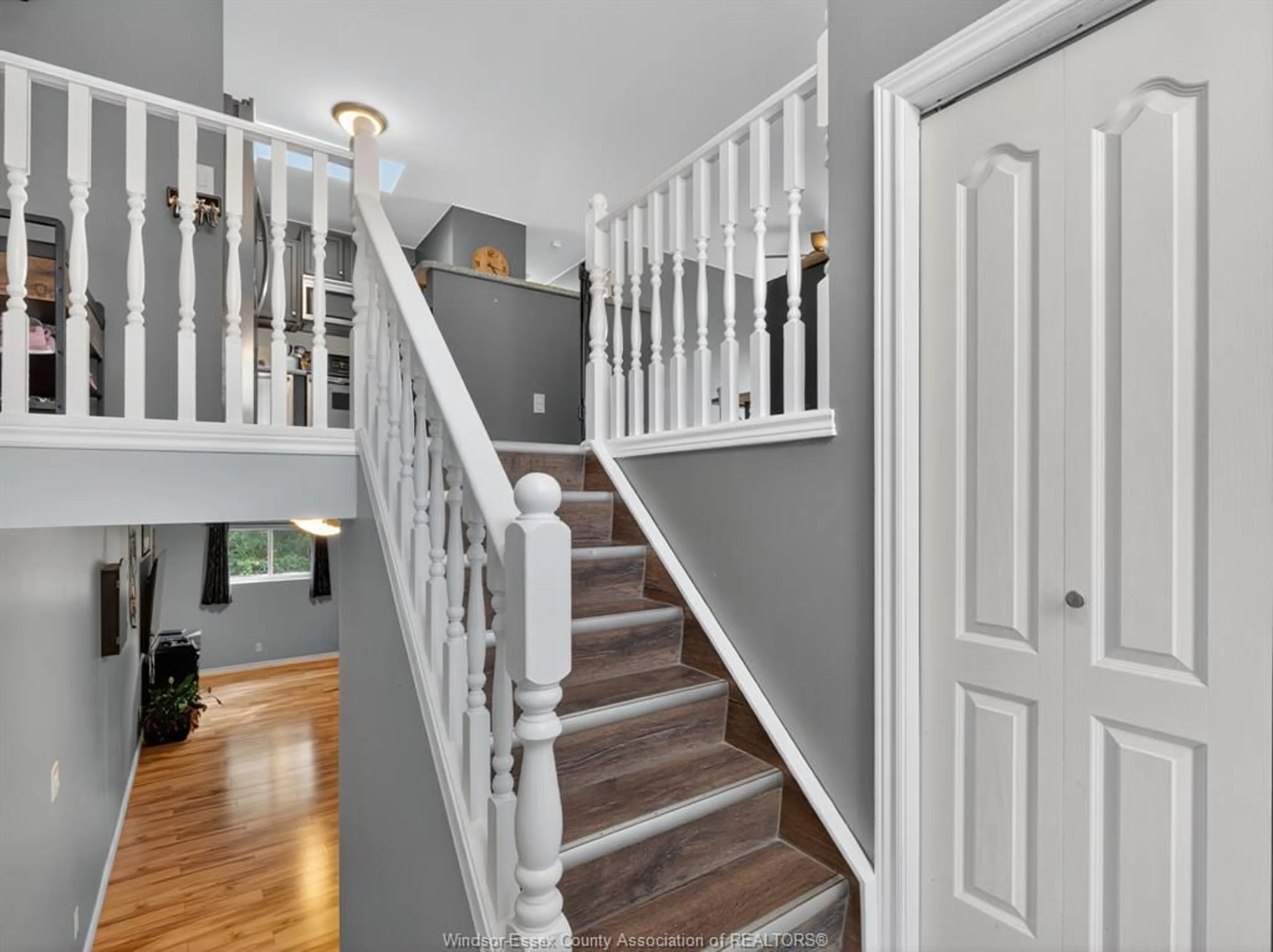 Indoor entryway for 105 Rivervilla Crt, LaSalle Ontario N9J 3N8