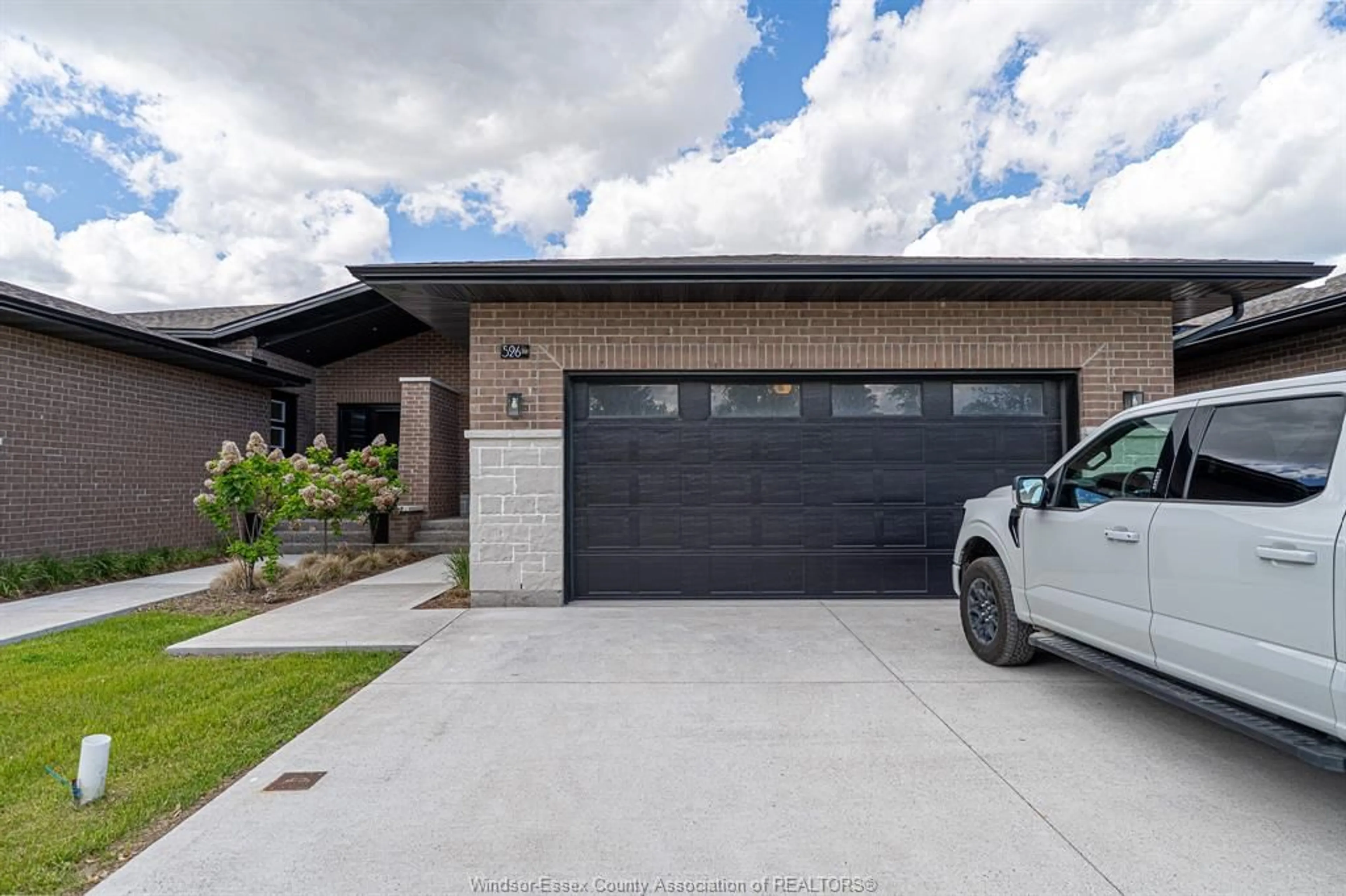 Indoor garage for 526 LILY MAC, Windsor Ontario N6E 3N7