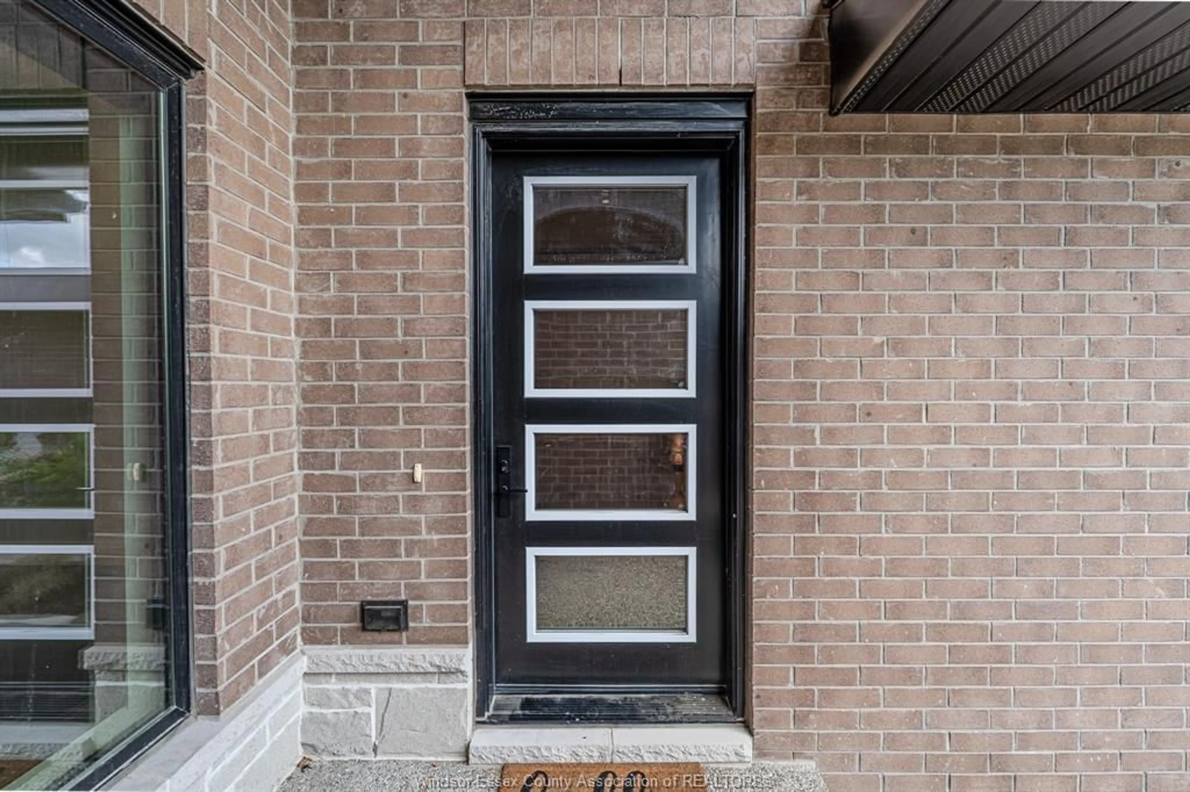 Indoor entryway for 526 LILY MAC, Windsor Ontario N6E 3N7