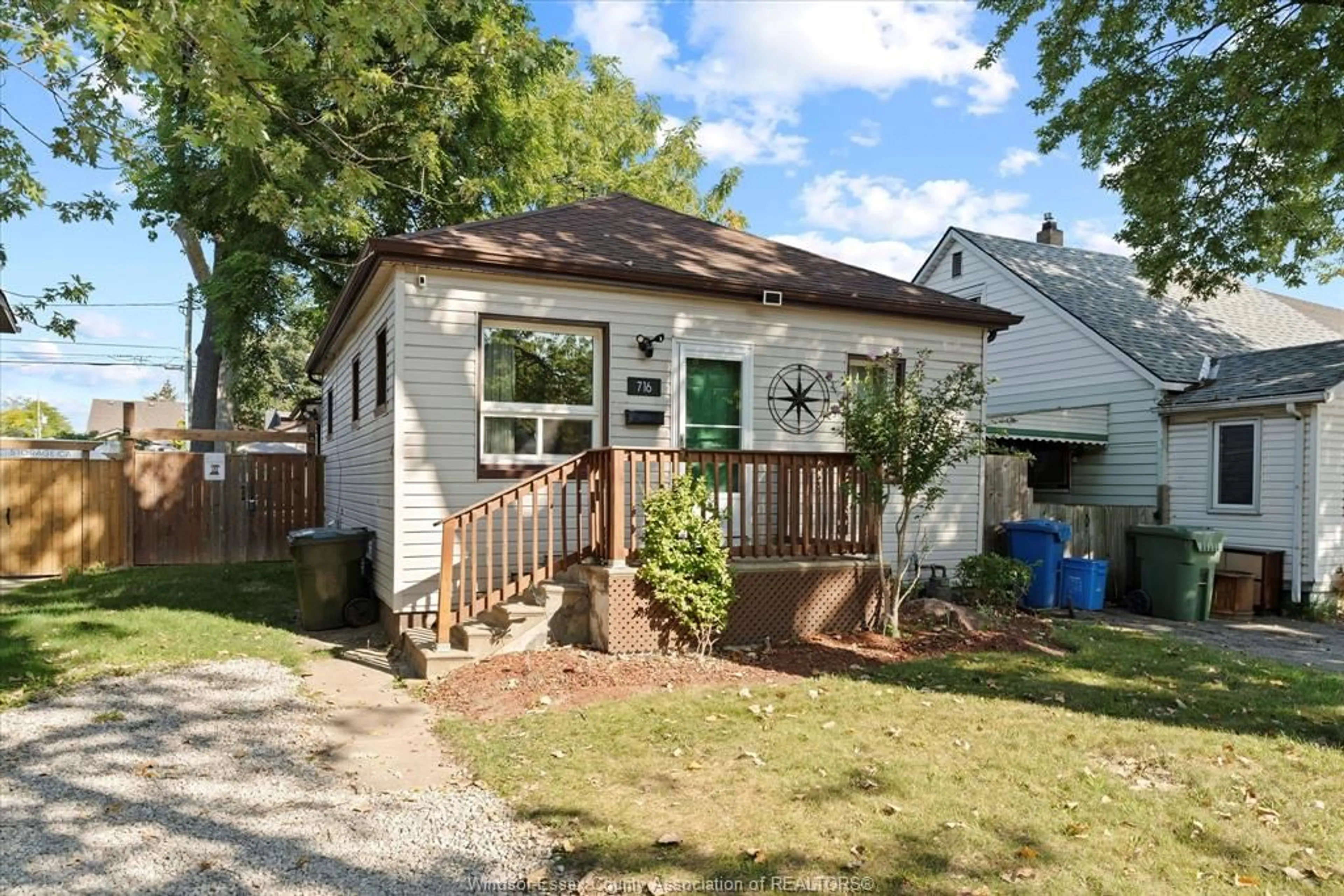 Home with vinyl exterior material, street for 716 CAPITOL St, Windsor Ontario N8X 3G2