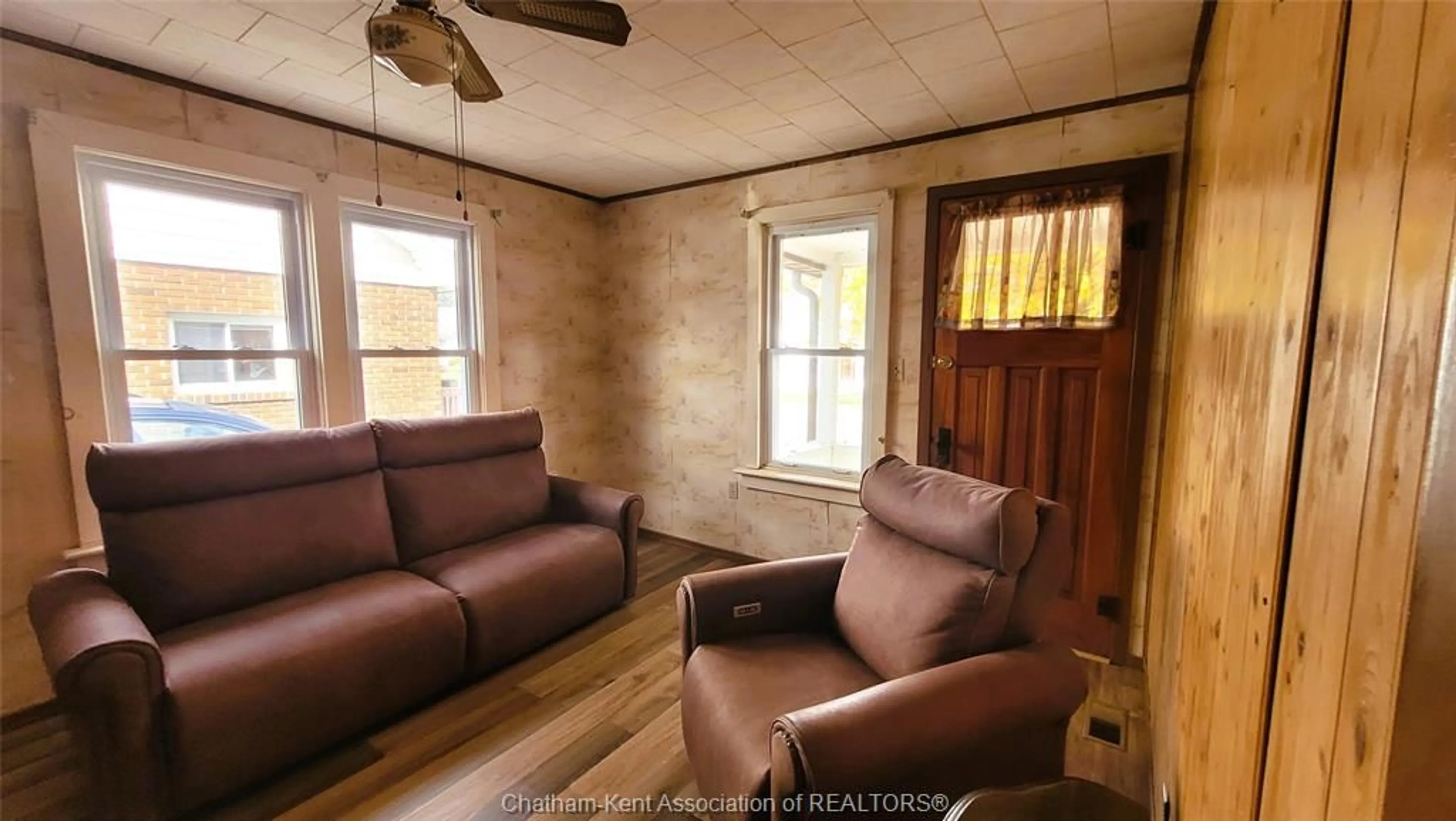 Living room with furniture, unknown for 533 Creek St, Wallaceburg Ontario N8A 4C7