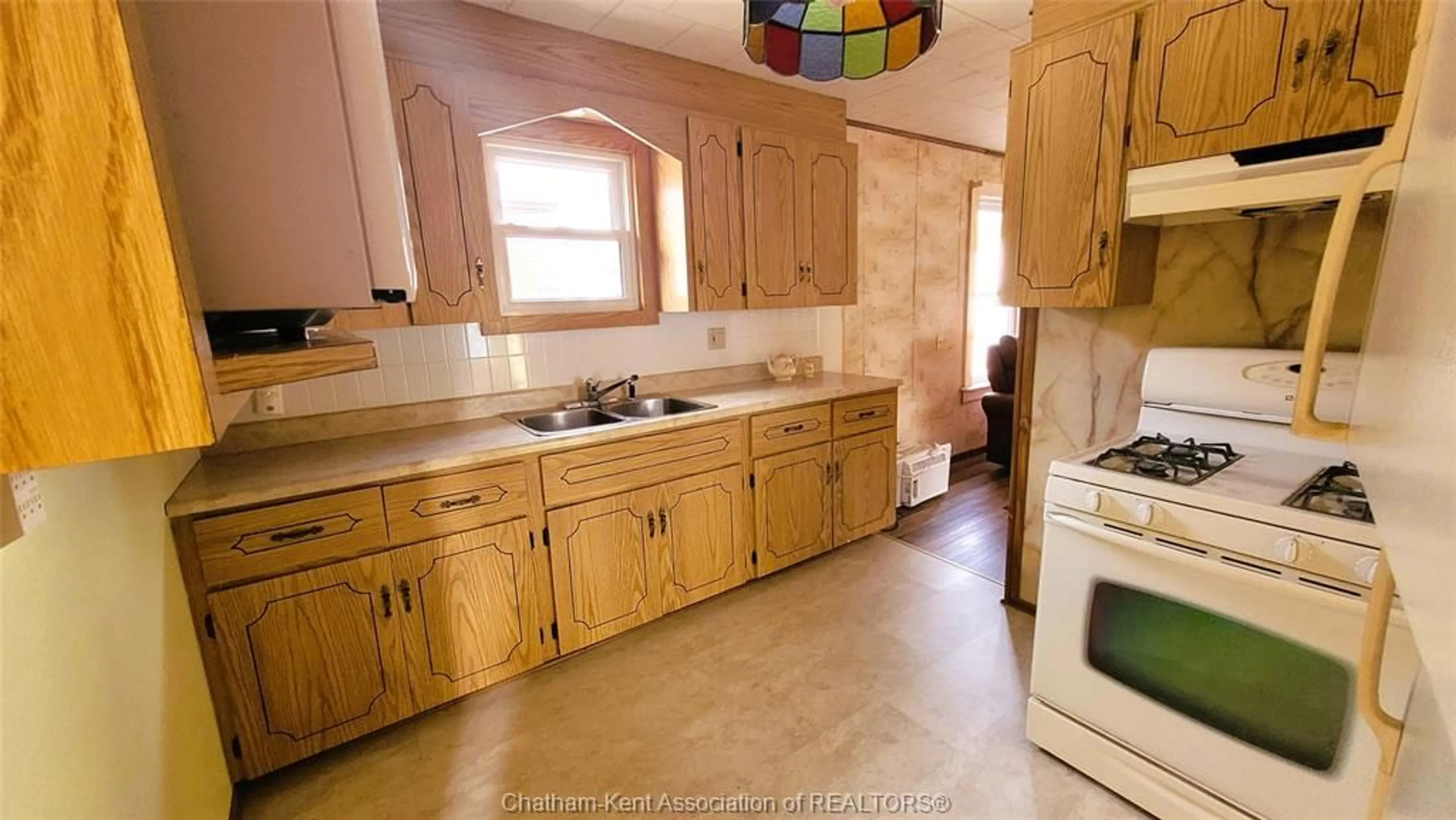 Standard kitchen, ceramic/tile floor for 533 Creek St, Wallaceburg Ontario N8A 4C7
