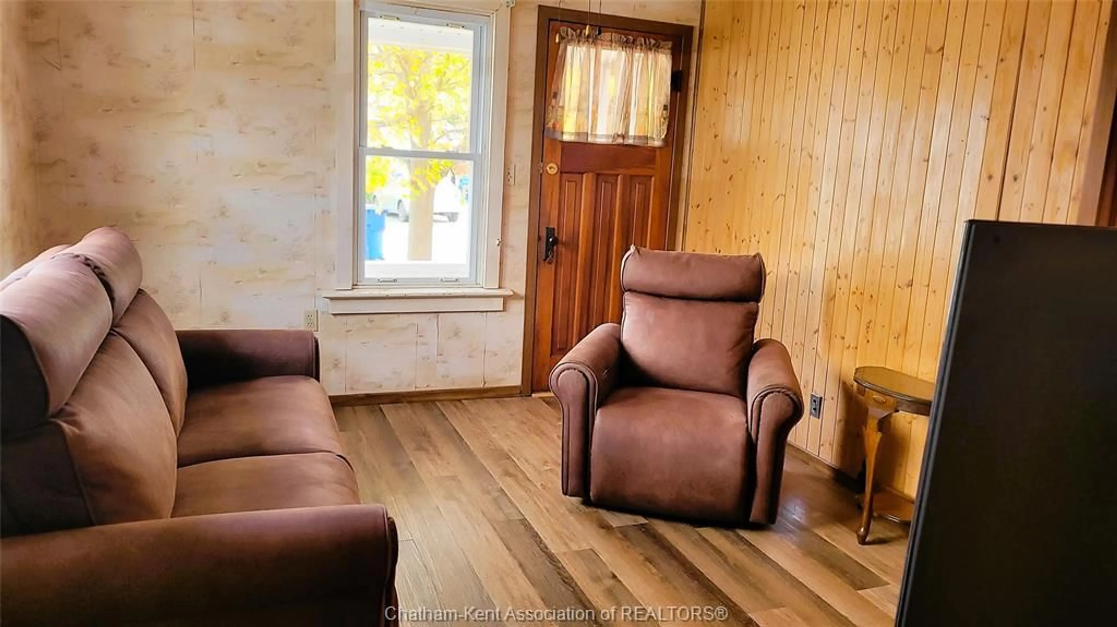Living room with furniture, wood/laminate floor for 533 Creek St, Wallaceburg Ontario N8A 4C7