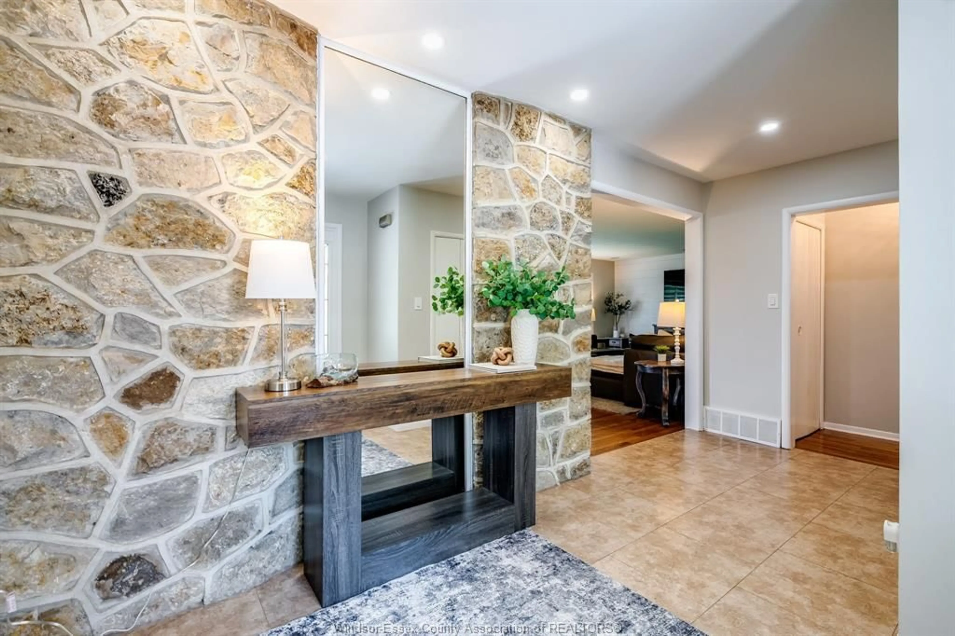 Indoor entryway for 26 CREST VIEW Dr, Leamington Ontario N8H 4H8