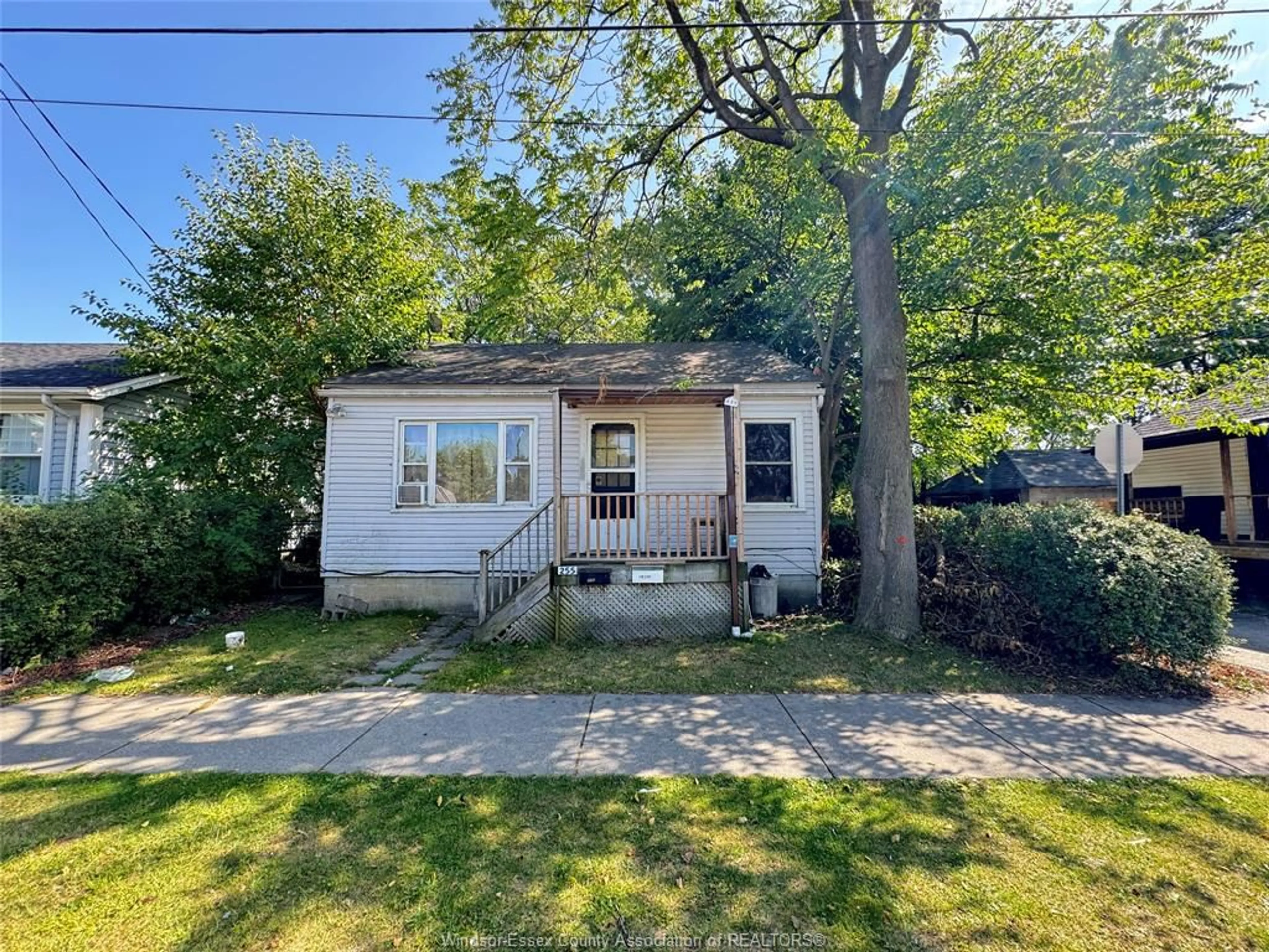 A pic from outside/outdoor area/front of a property/back of a property/a pic from drone, street for 255 ELLIOTT, Windsor Ontario N9A 3R7