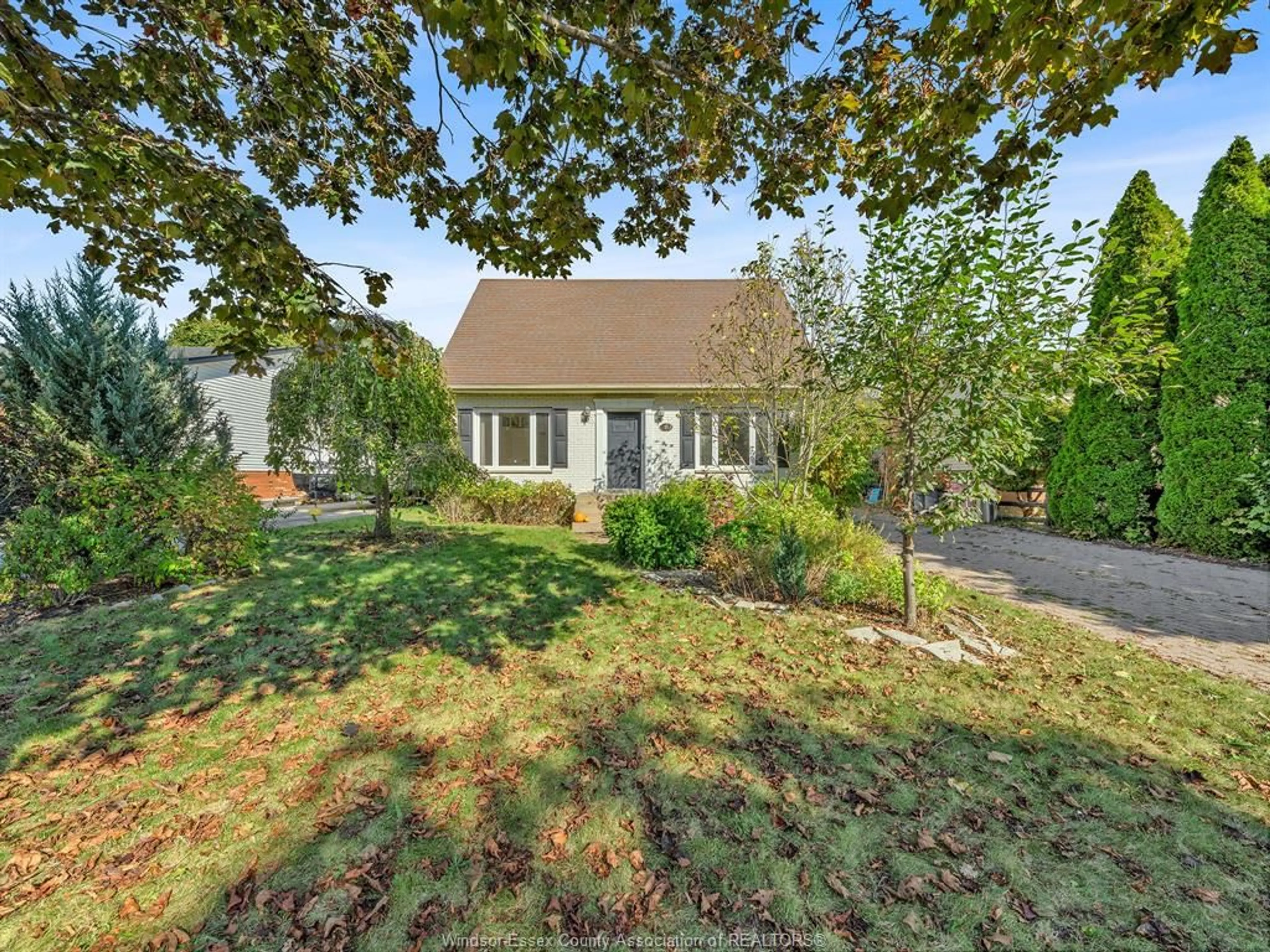 A pic from outside/outdoor area/front of a property/back of a property/a pic from drone, street for 18 ILLINOIS St, Amherstburg Ontario N9V 3S7
