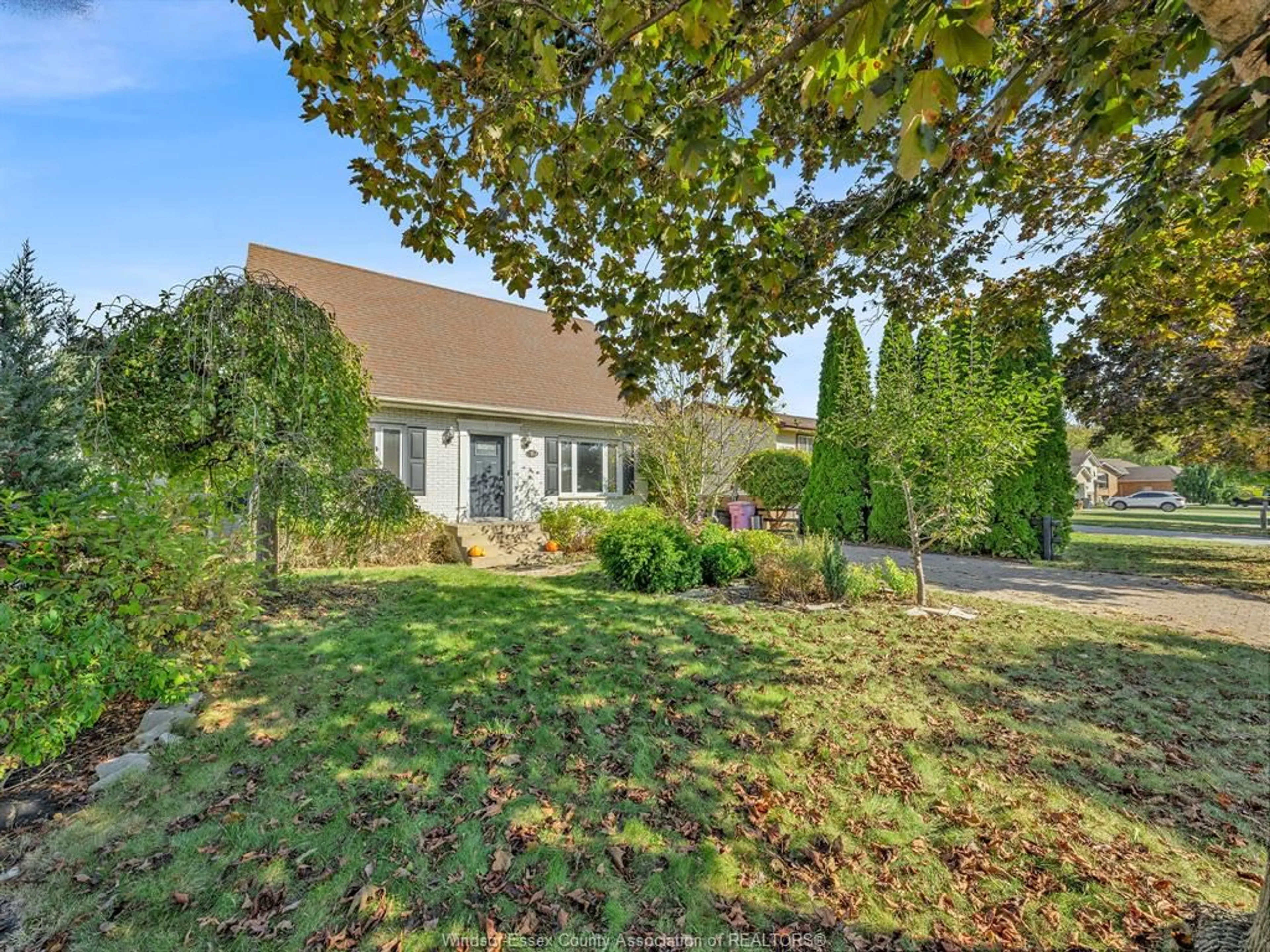 A pic from outside/outdoor area/front of a property/back of a property/a pic from drone, street for 18 ILLINOIS St, Amherstburg Ontario N9V 3S7
