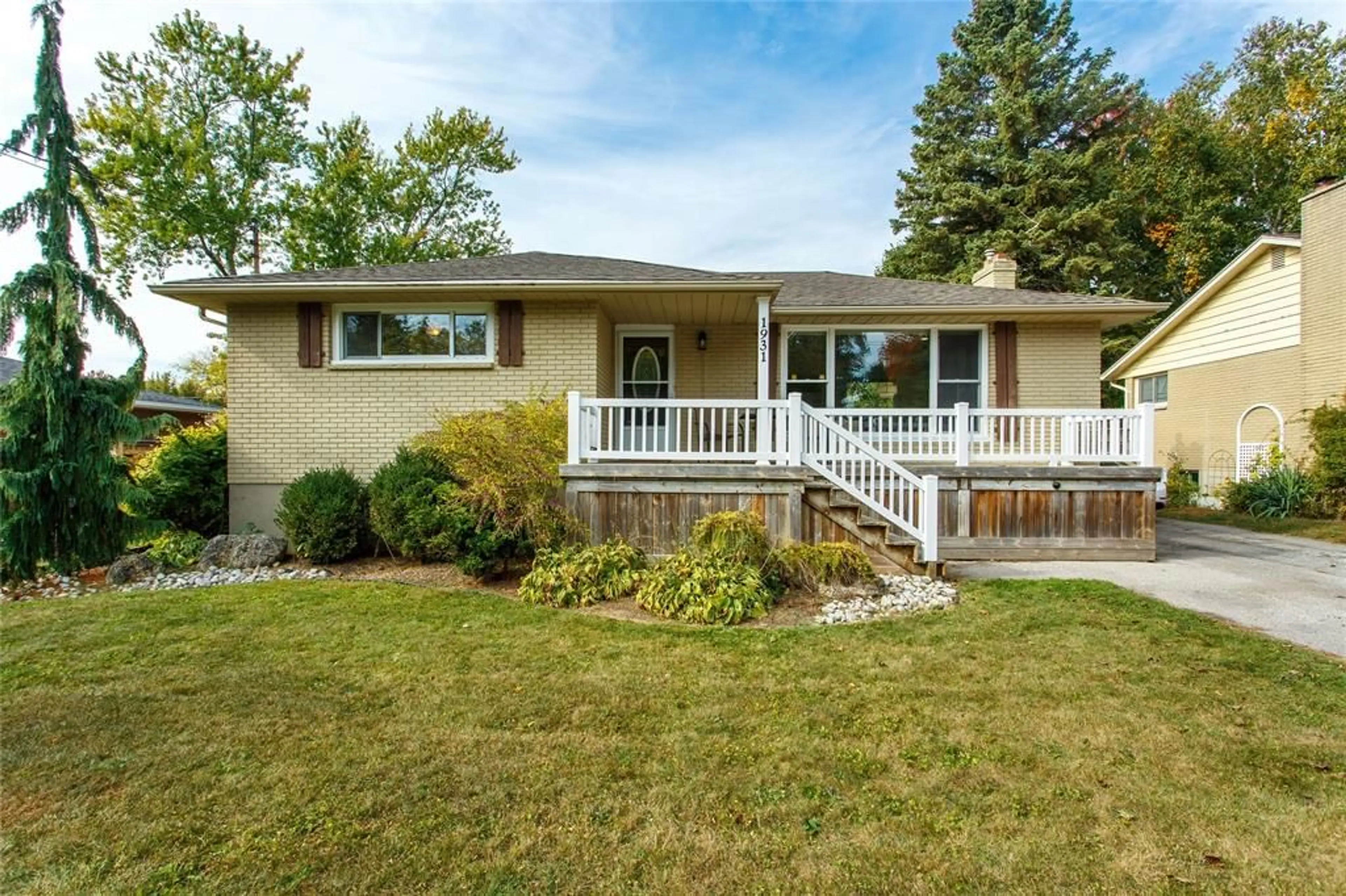 Home with vinyl exterior material, street for 1931 KENWICK St, Sarnia Ontario N0N 1C0