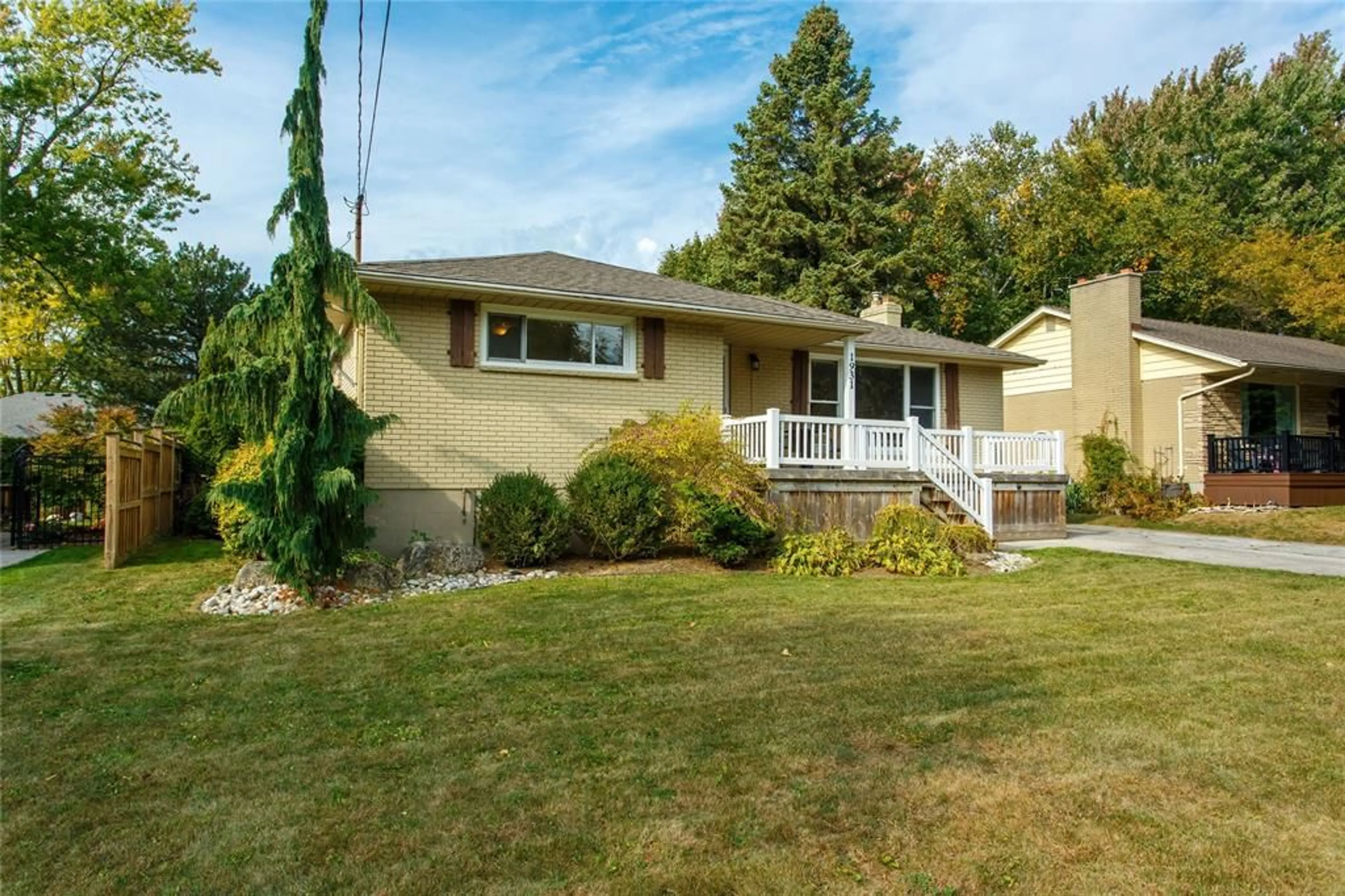 Home with vinyl exterior material, street for 1931 KENWICK St, Sarnia Ontario N0N 1C0