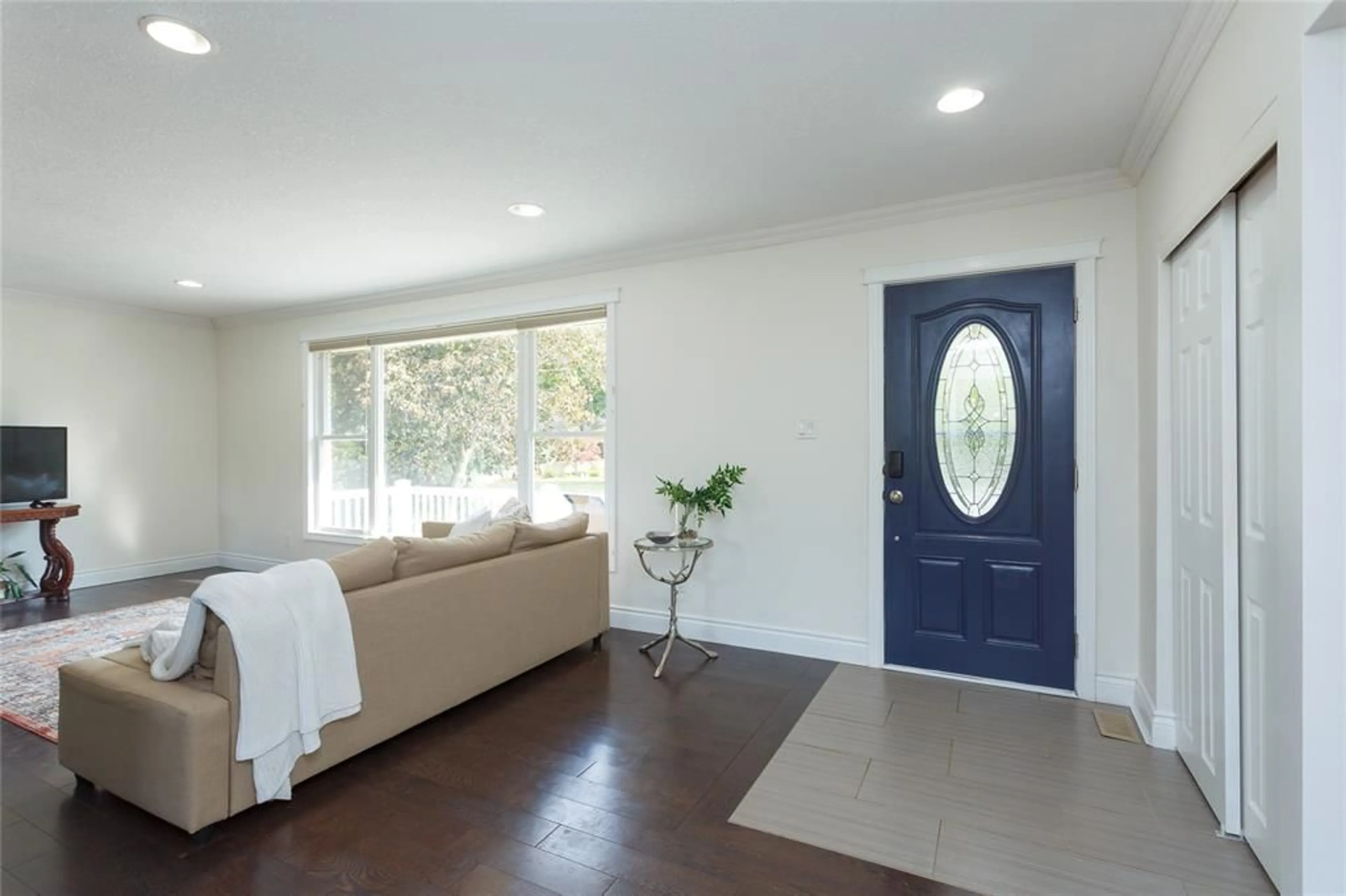 Indoor entryway for 1931 KENWICK St, Sarnia Ontario N0N 1C0