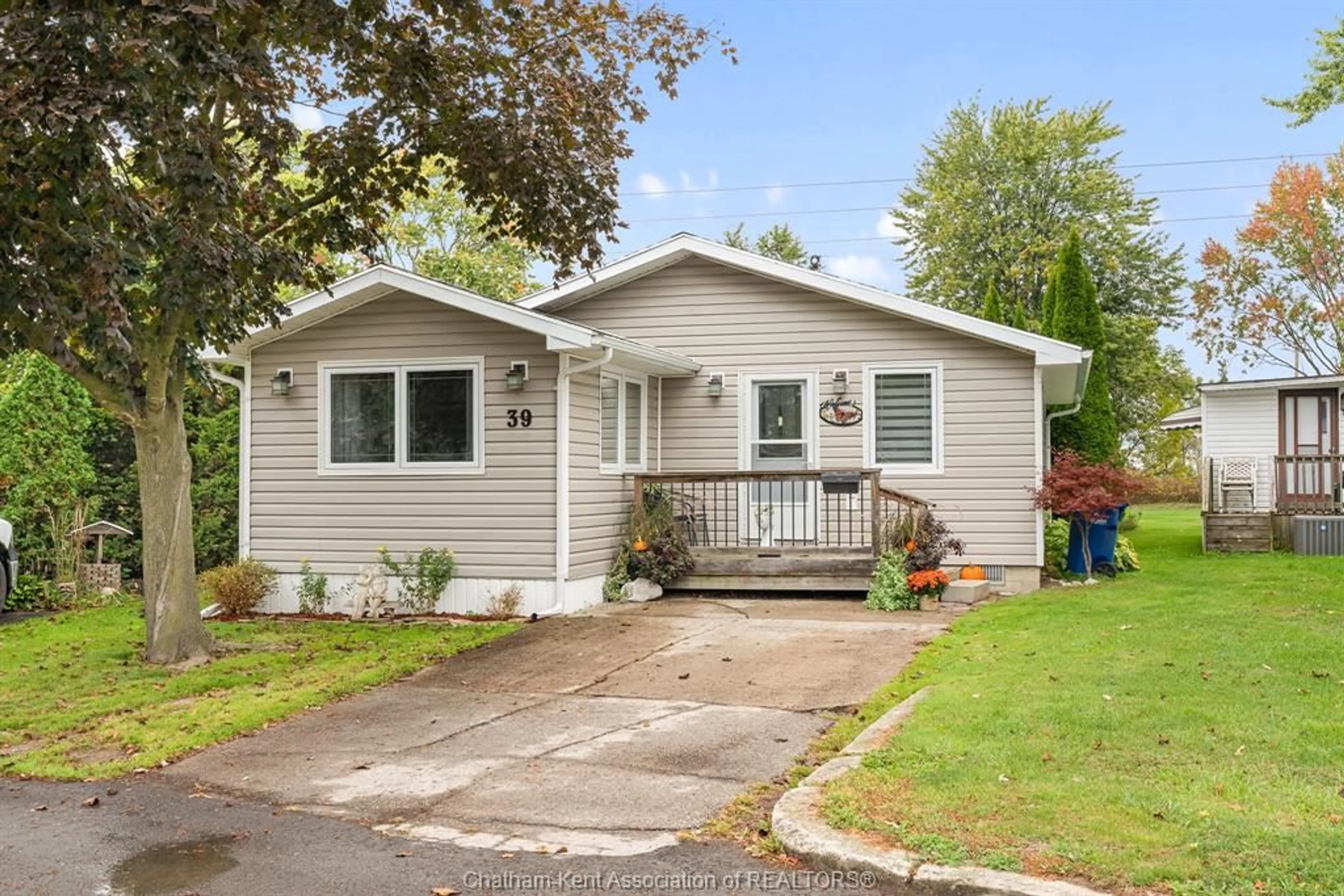 Home with vinyl exterior material, street for 39 Regency Dr, Chatham Ontario N7L 4E7