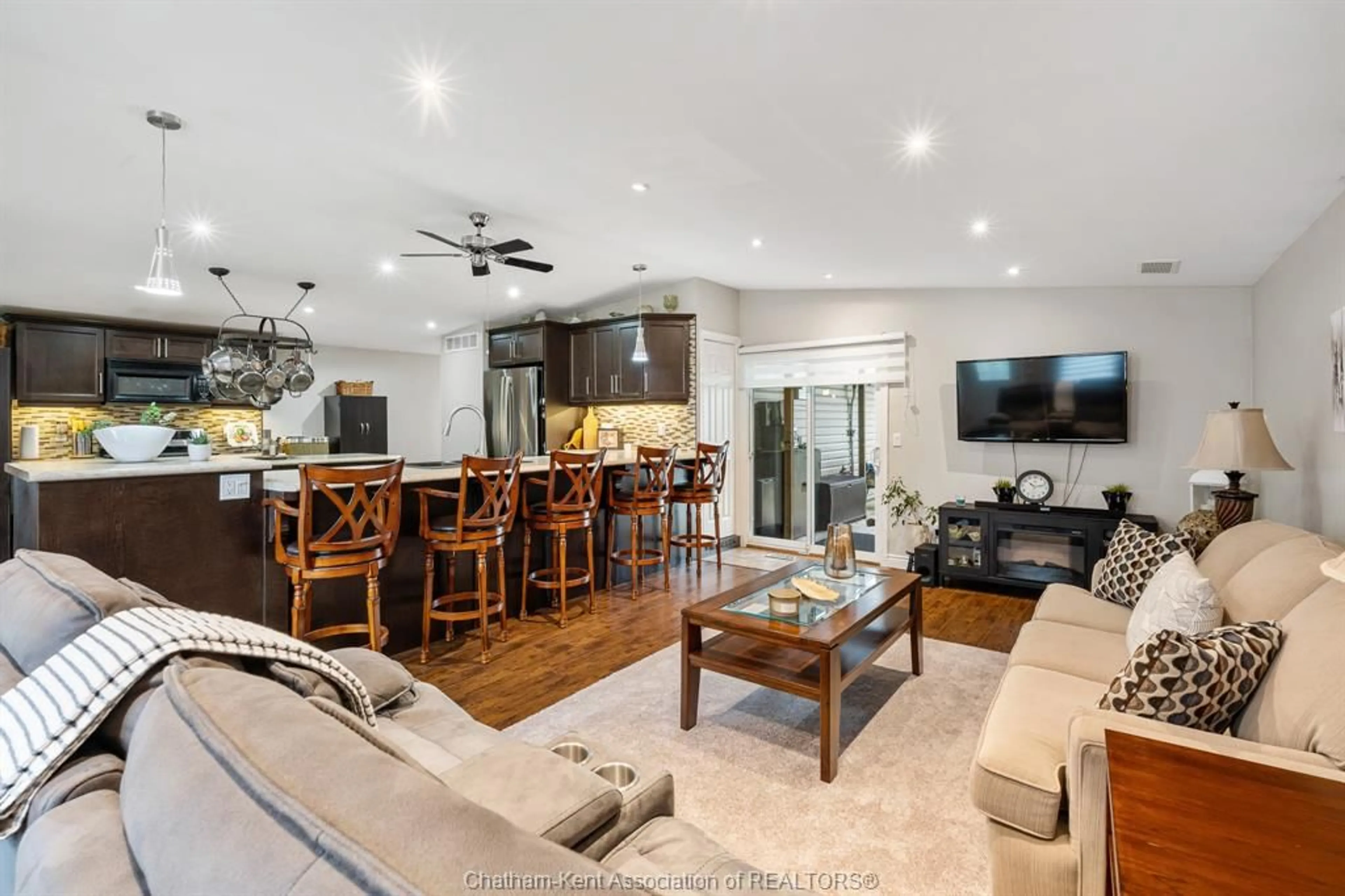 Living room with furniture, unknown for 39 Regency Dr, Chatham Ontario N7L 4E7