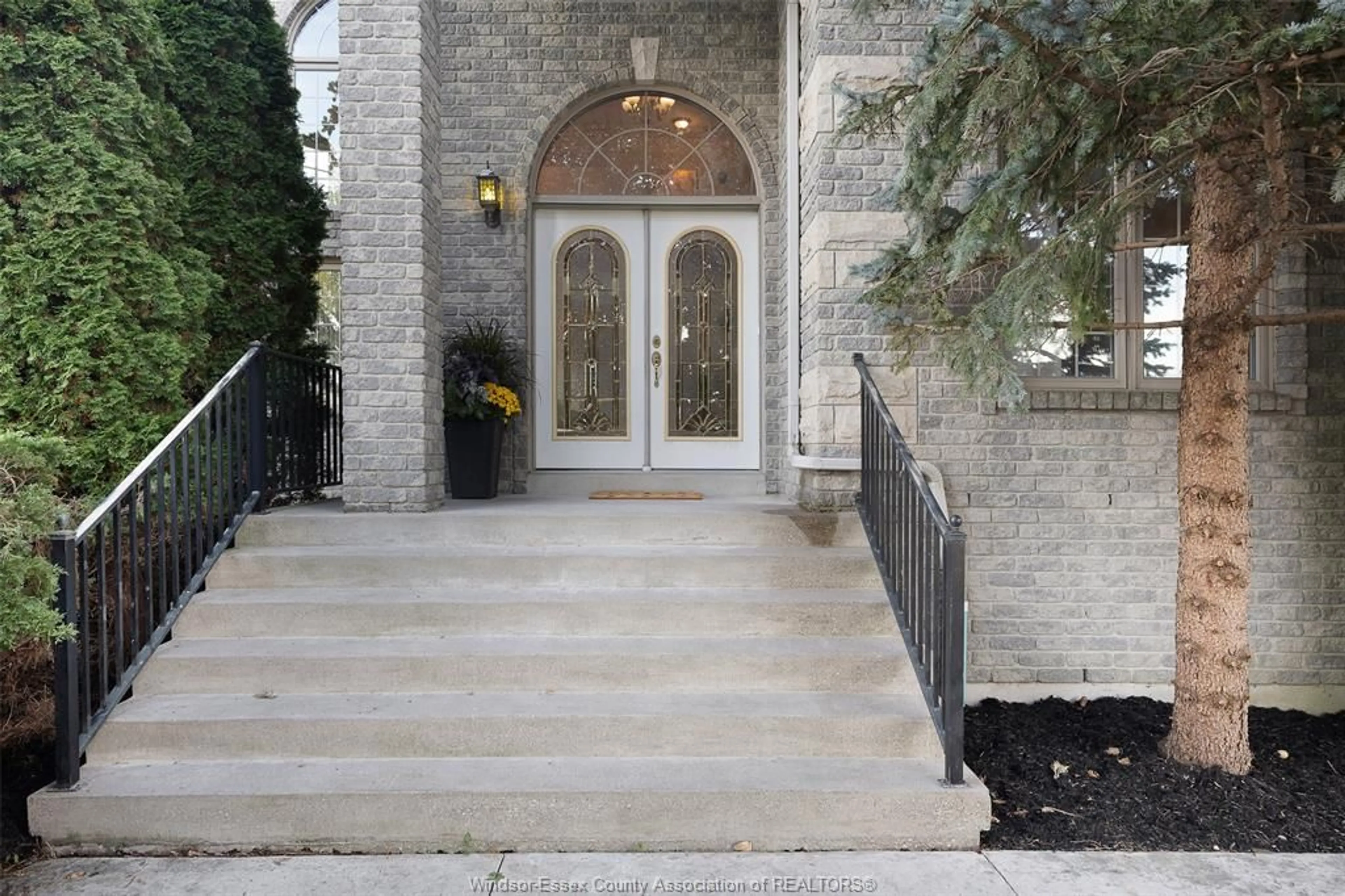 Indoor foyer for 11363 AMALFI Dr, Windsor Ontario N8P 1J8