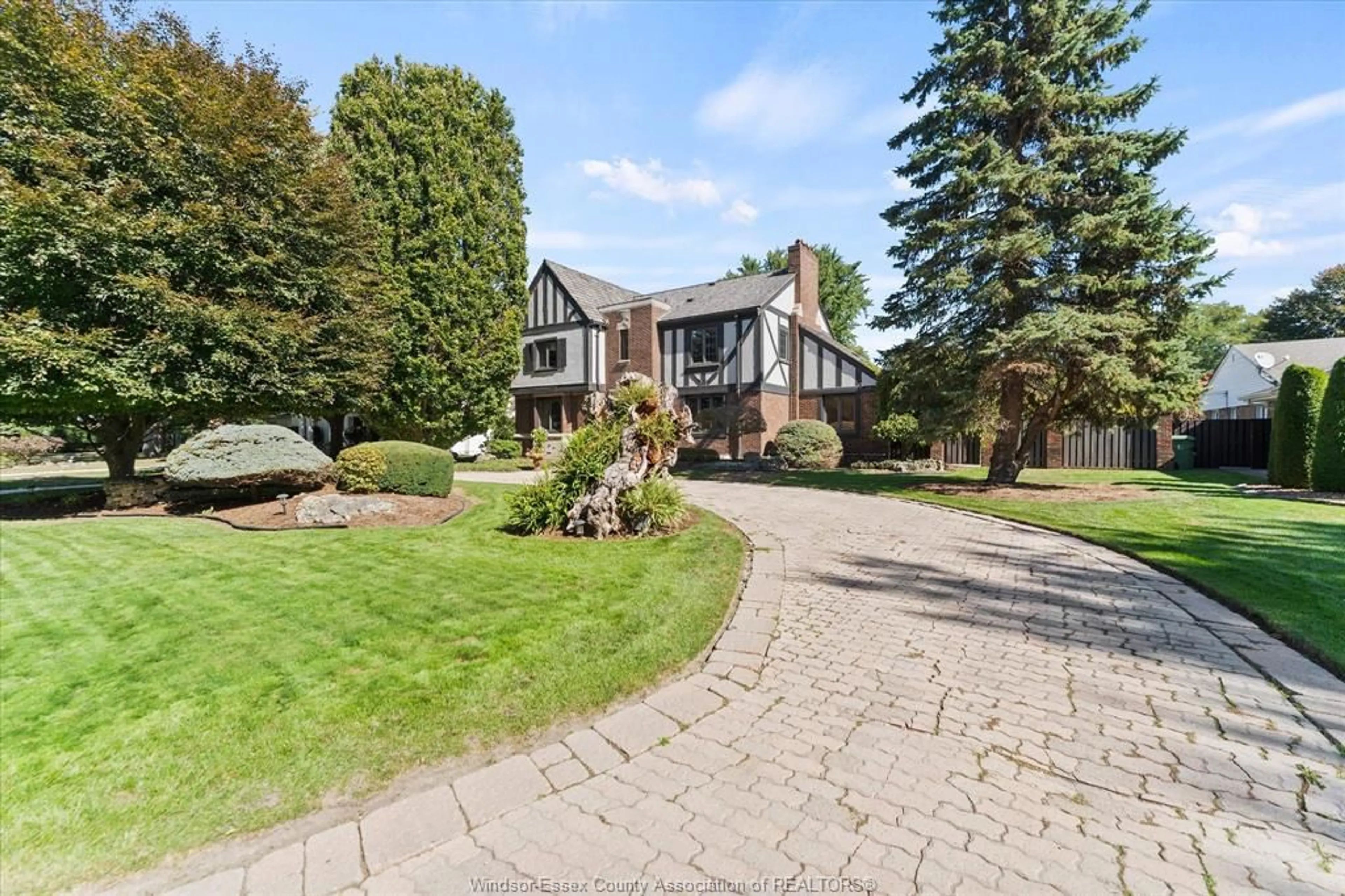 A pic from outside/outdoor area/front of a property/back of a property/a pic from drone, street for 3624 VICTORIA, Windsor Ontario N9E 3L5