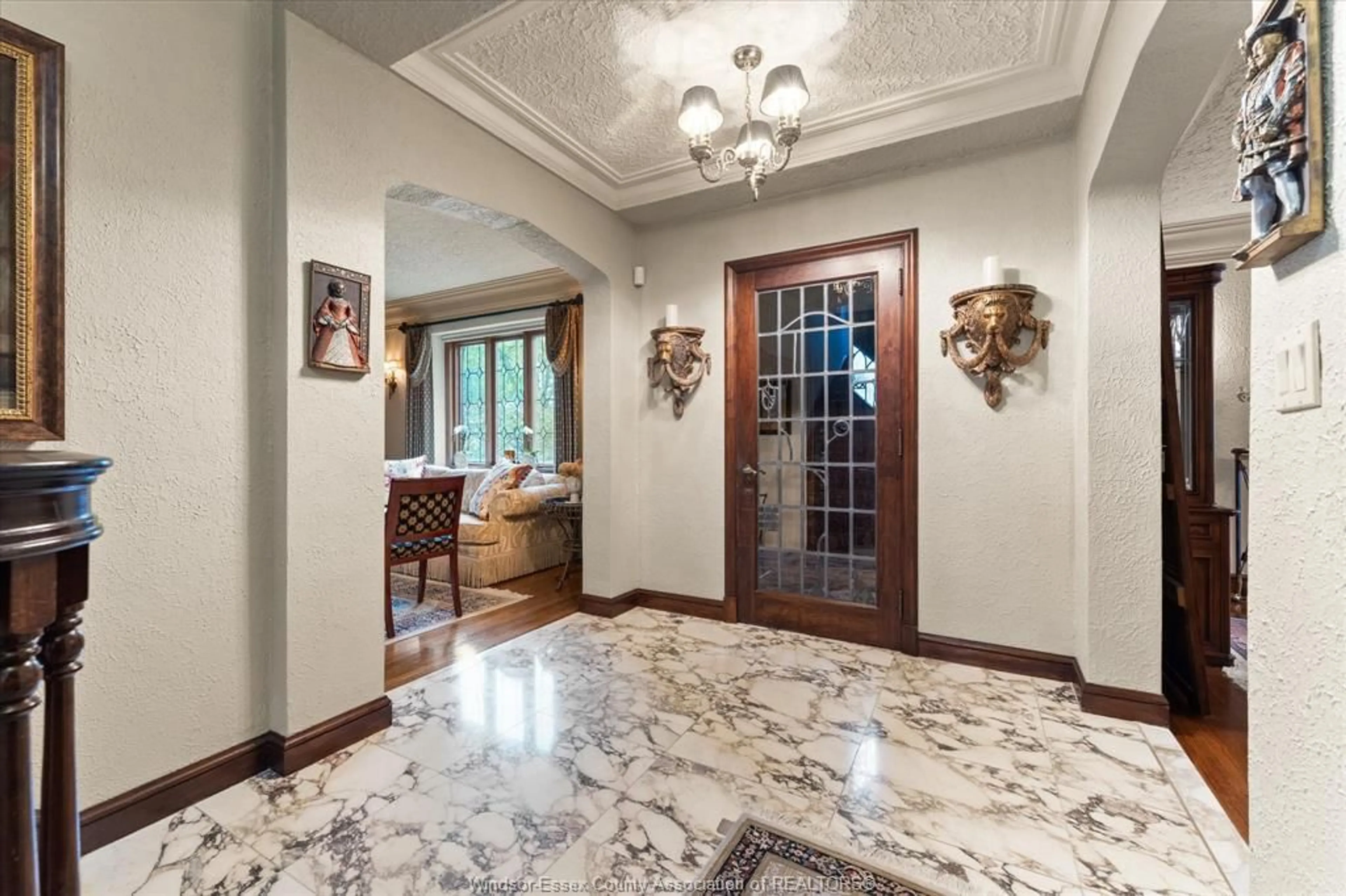 Indoor foyer for 3624 VICTORIA, Windsor Ontario N9E 3L5