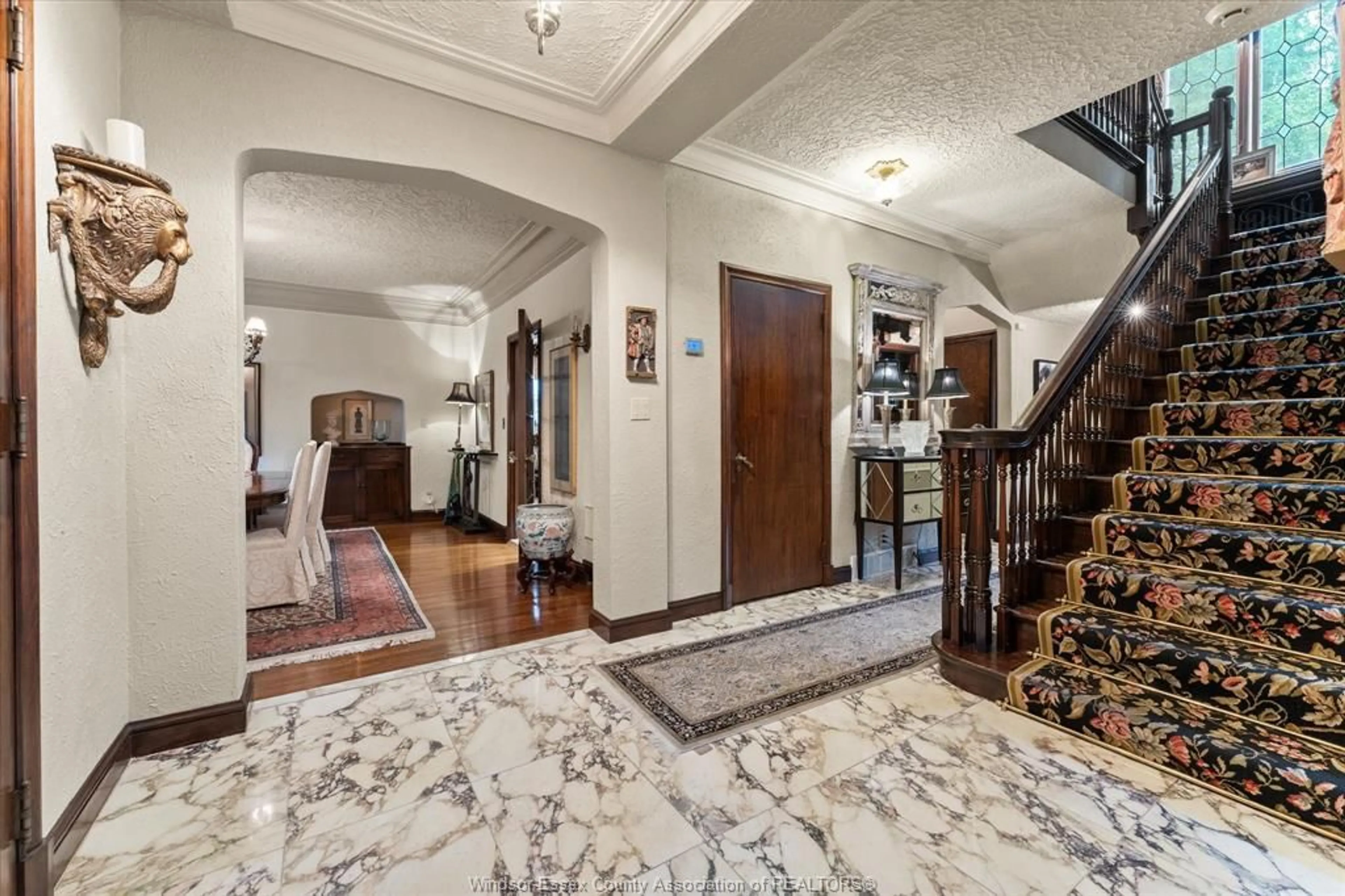 Indoor foyer for 3624 VICTORIA, Windsor Ontario N9E 3L5