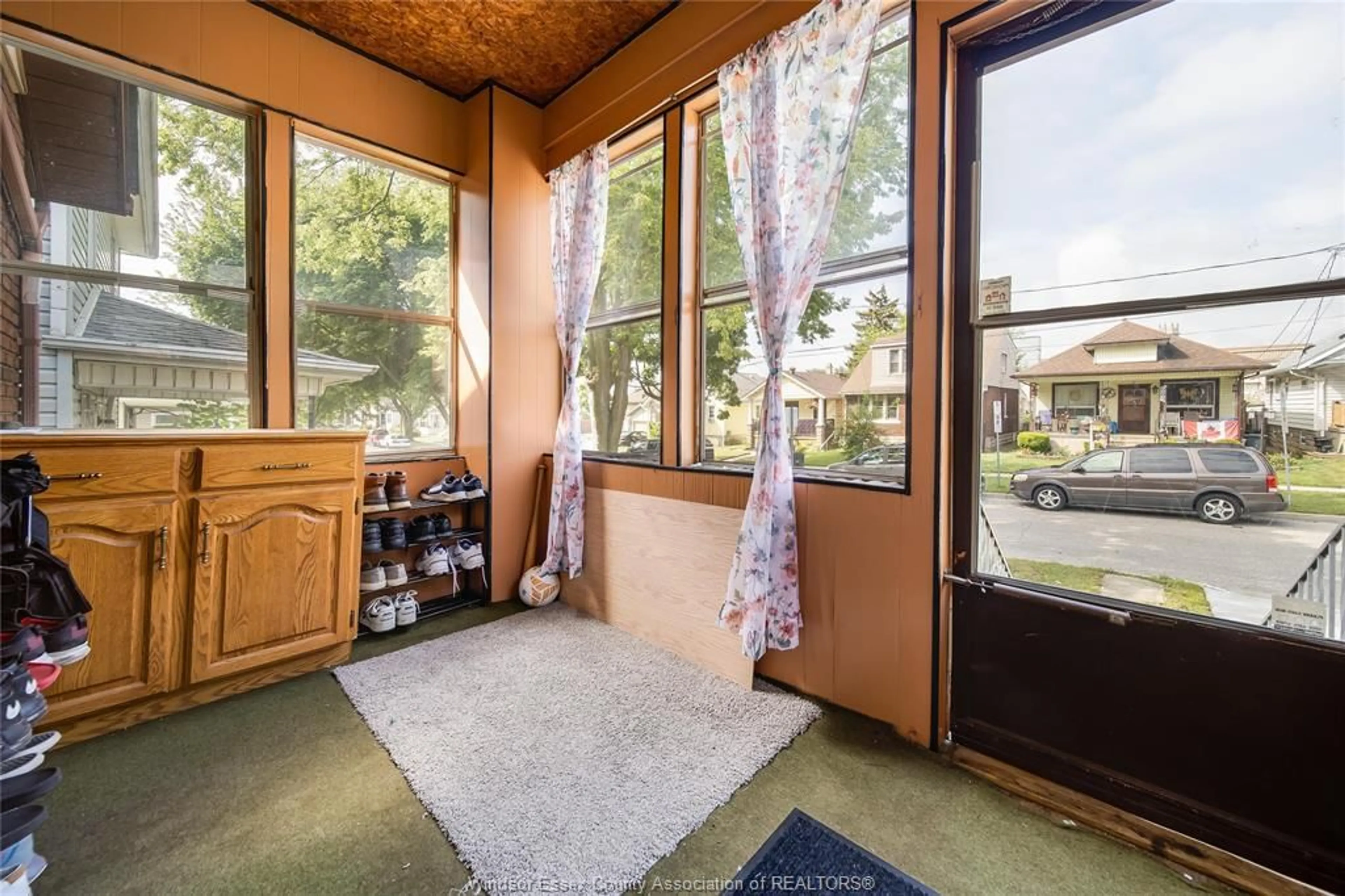 Indoor foyer for 686 MCKAY Ave, Windsor Ontario N9B 2A1