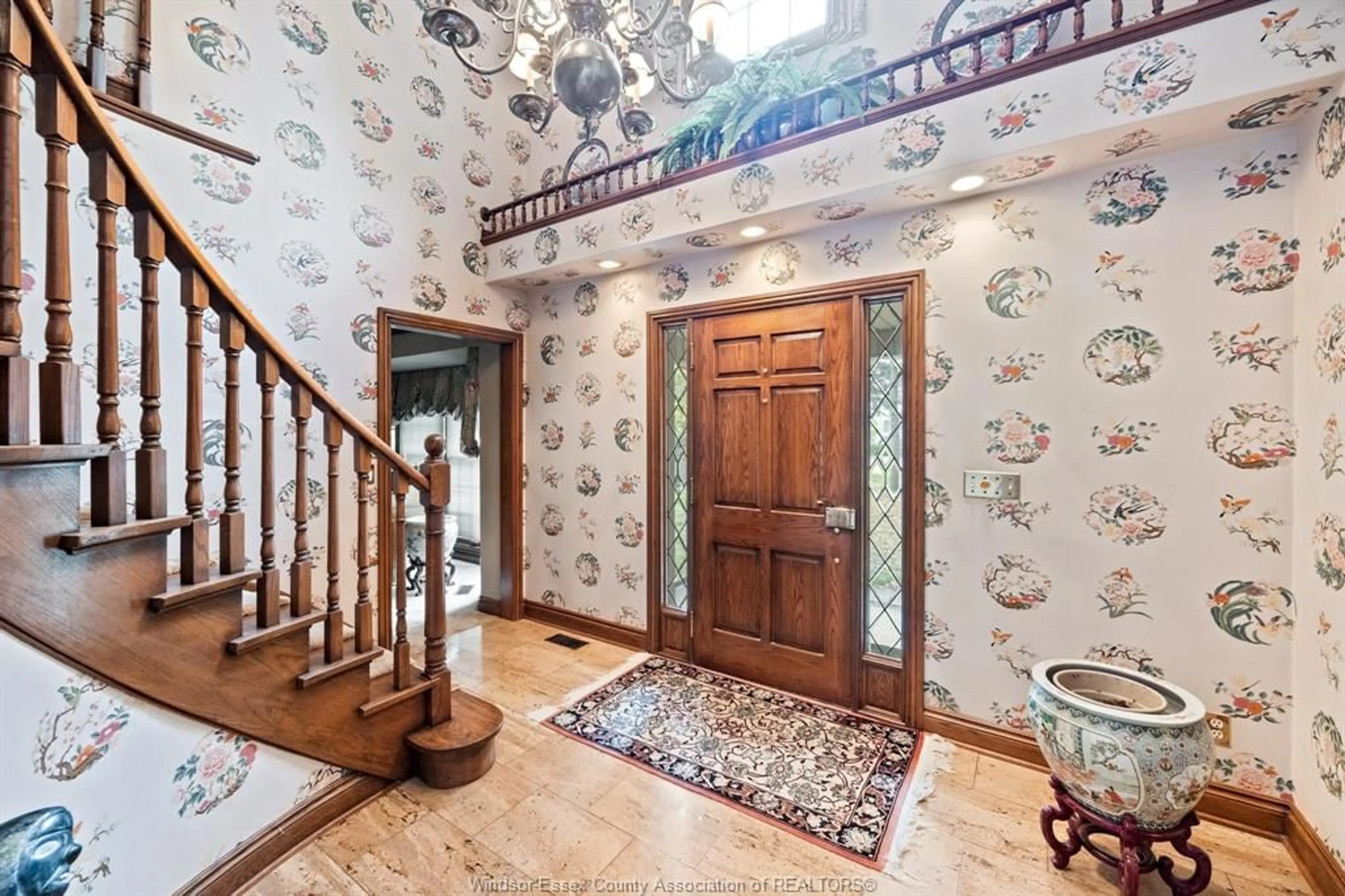 Indoor foyer for 850 NORTH TALBOT, Windsor Ontario N9G 1M7
