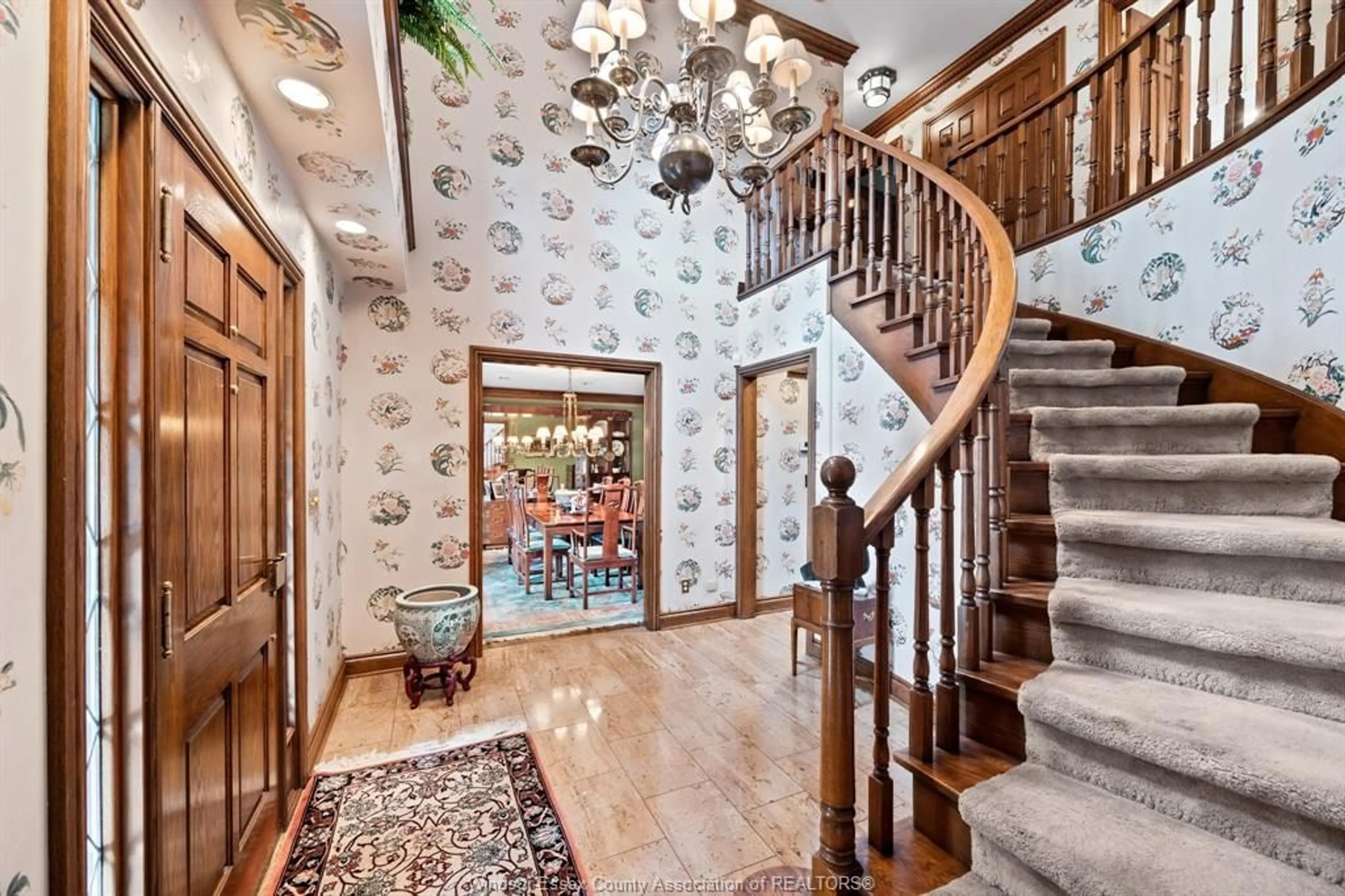 Indoor foyer for 850 NORTH TALBOT, Windsor Ontario N9G 1M7