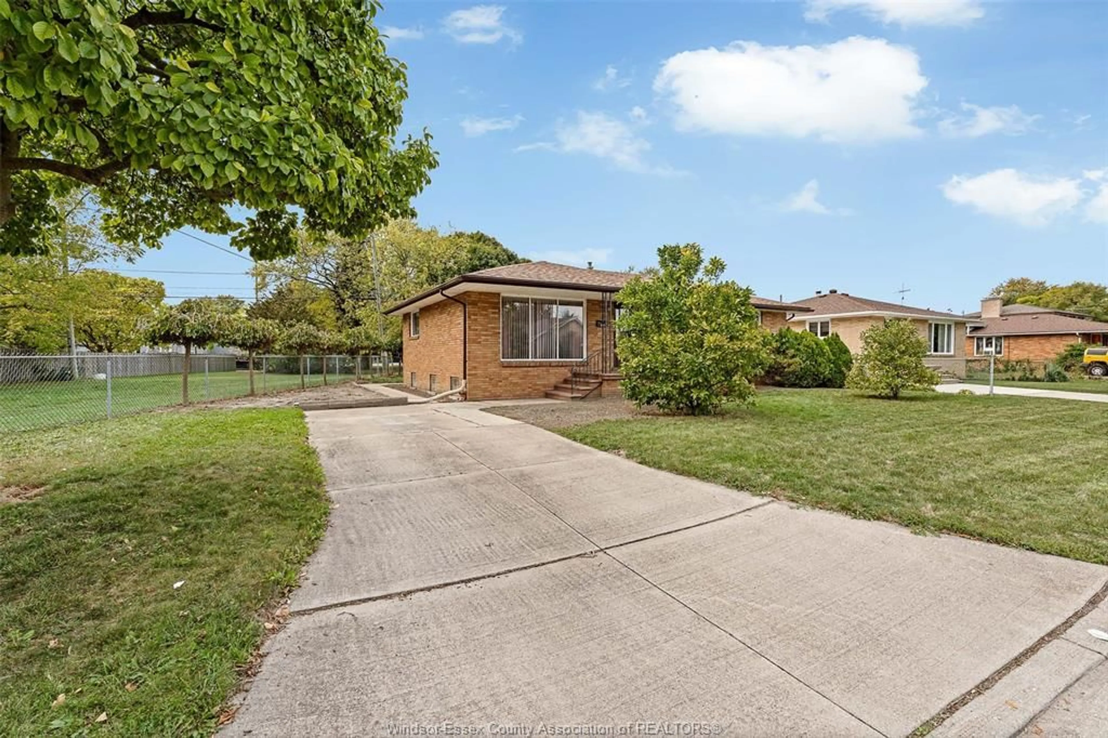 A pic from outside/outdoor area/front of a property/back of a property/a pic from drone, street for 891 FRANK Ave, Windsor Ontario N8S 3P4
