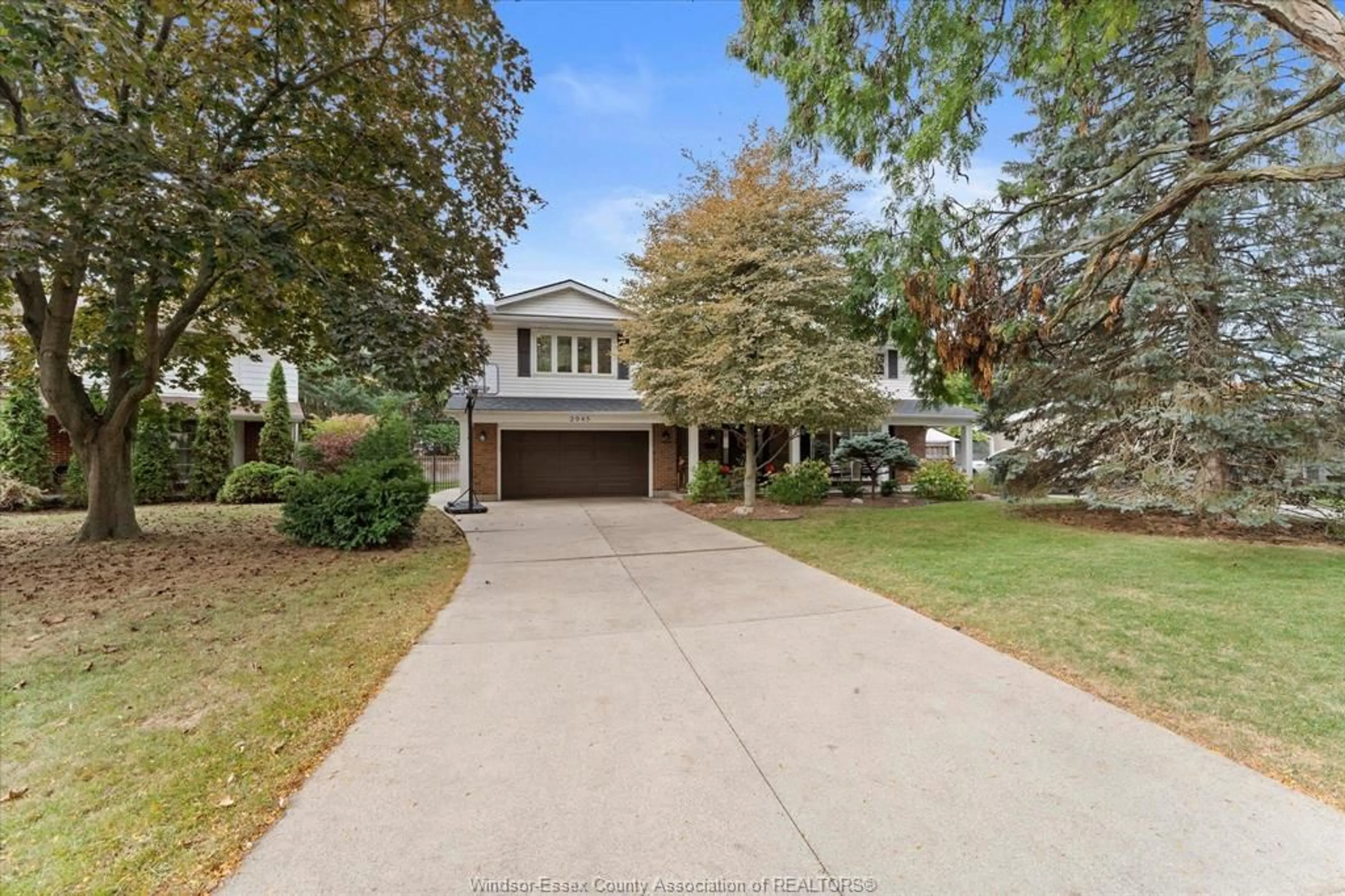 A pic from outside/outdoor area/front of a property/back of a property/a pic from drone, street for 2945 ORION Cres, Windsor Ontario N9E 2Z3