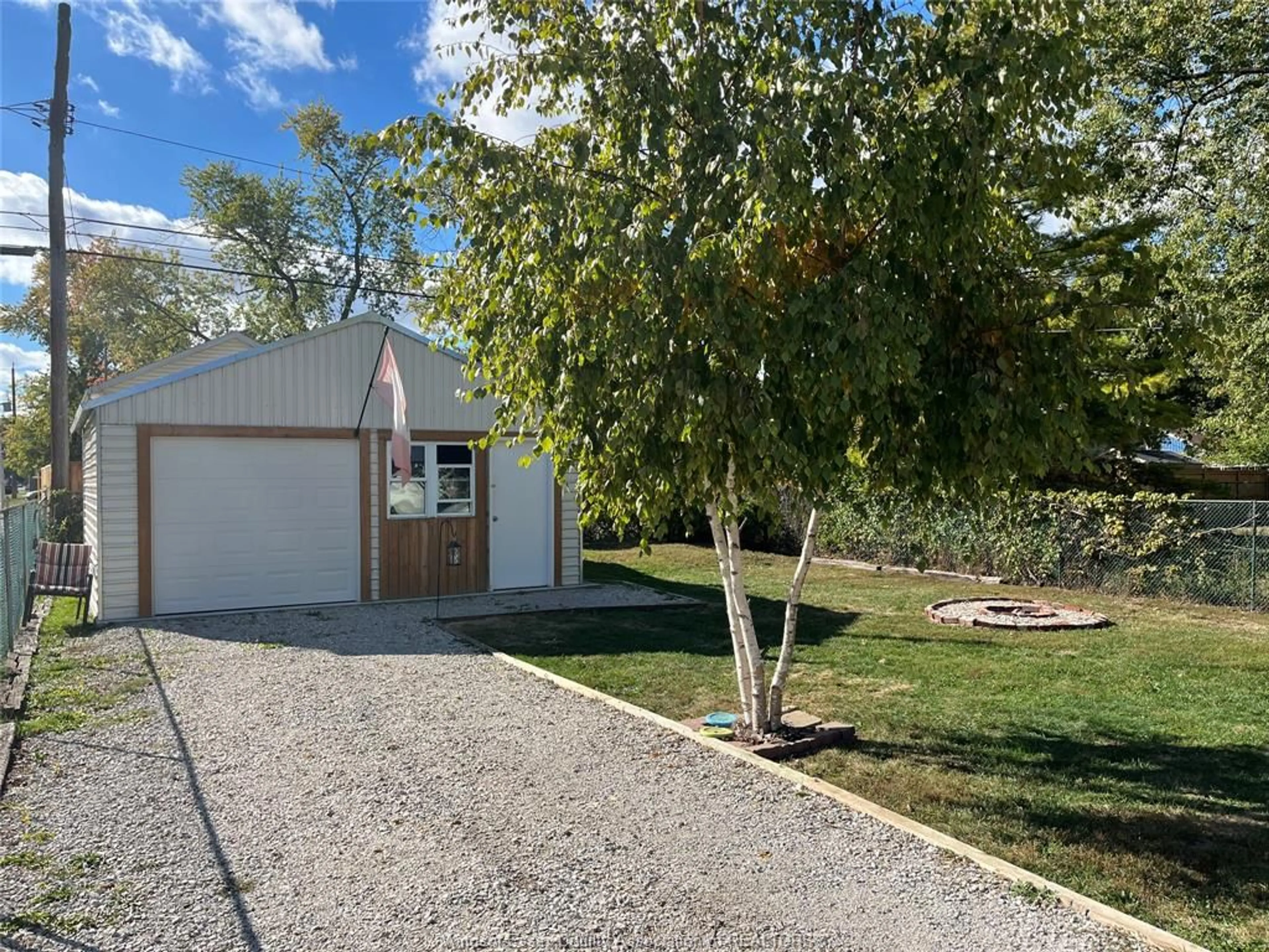 A pic from outside/outdoor area/front of a property/back of a property/a pic from drone, street for 1397 ROSSINI, Windsor Ontario N8Y 2Z6