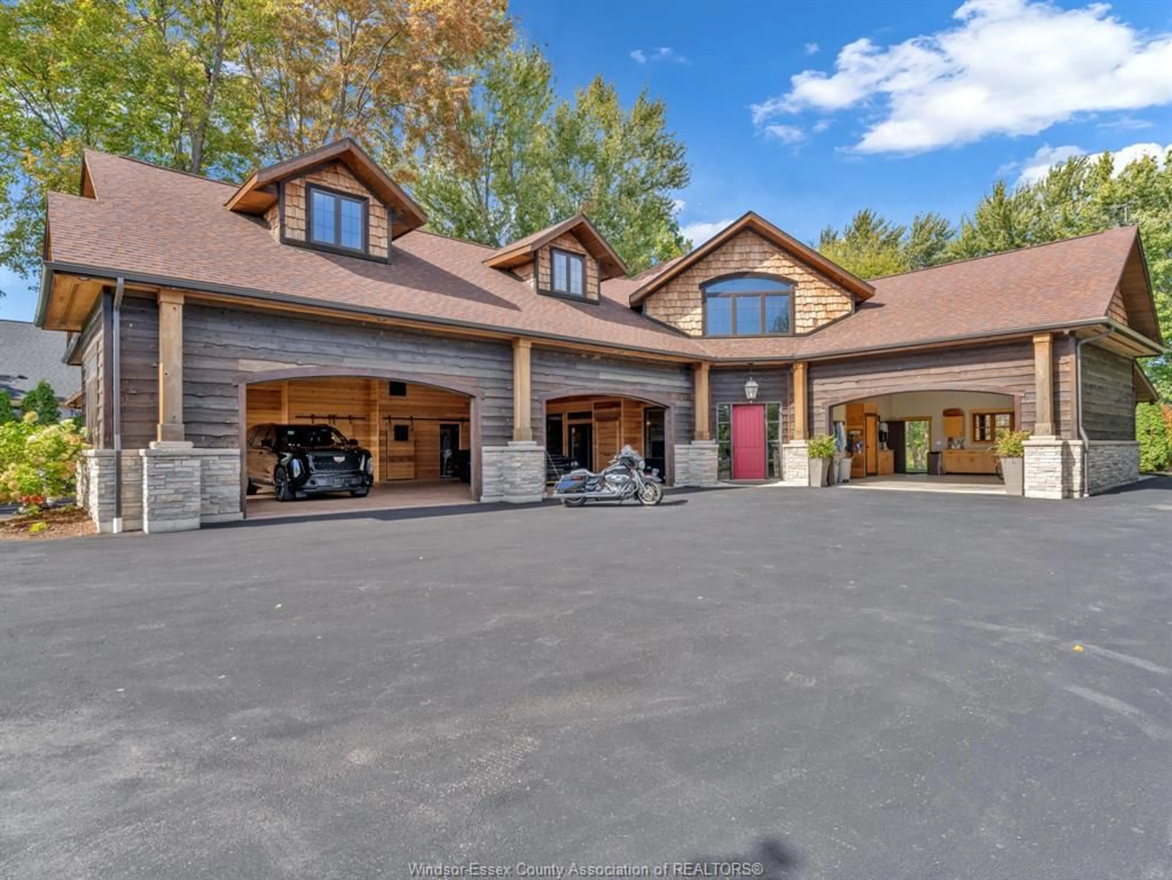 Indoor garage for 1506 HERITAGE Rd, Kingsville Ontario N9Y 3X2