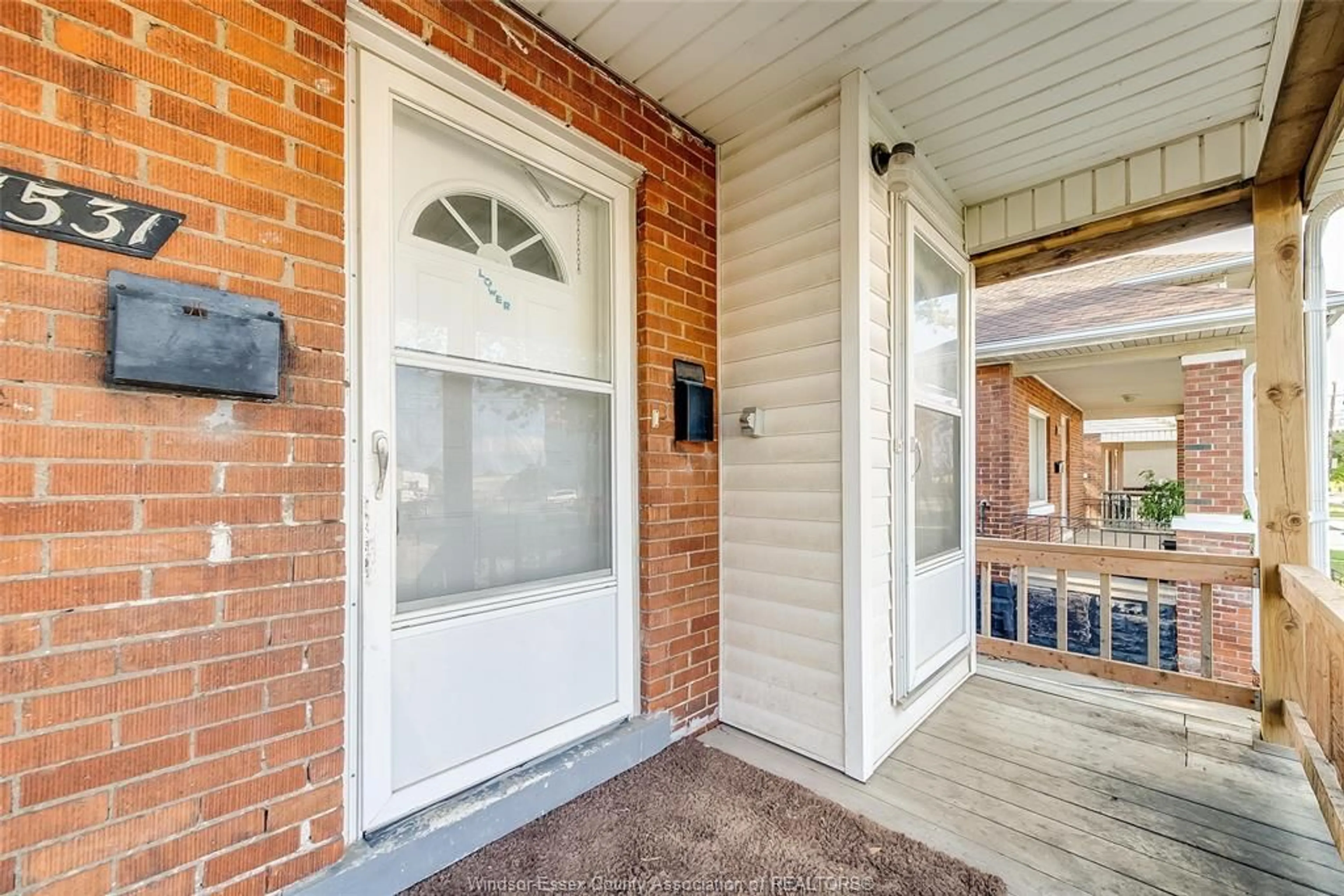 Indoor entryway for 1531 WINDSOR Ave, Windsor Ontario N8X 3M3