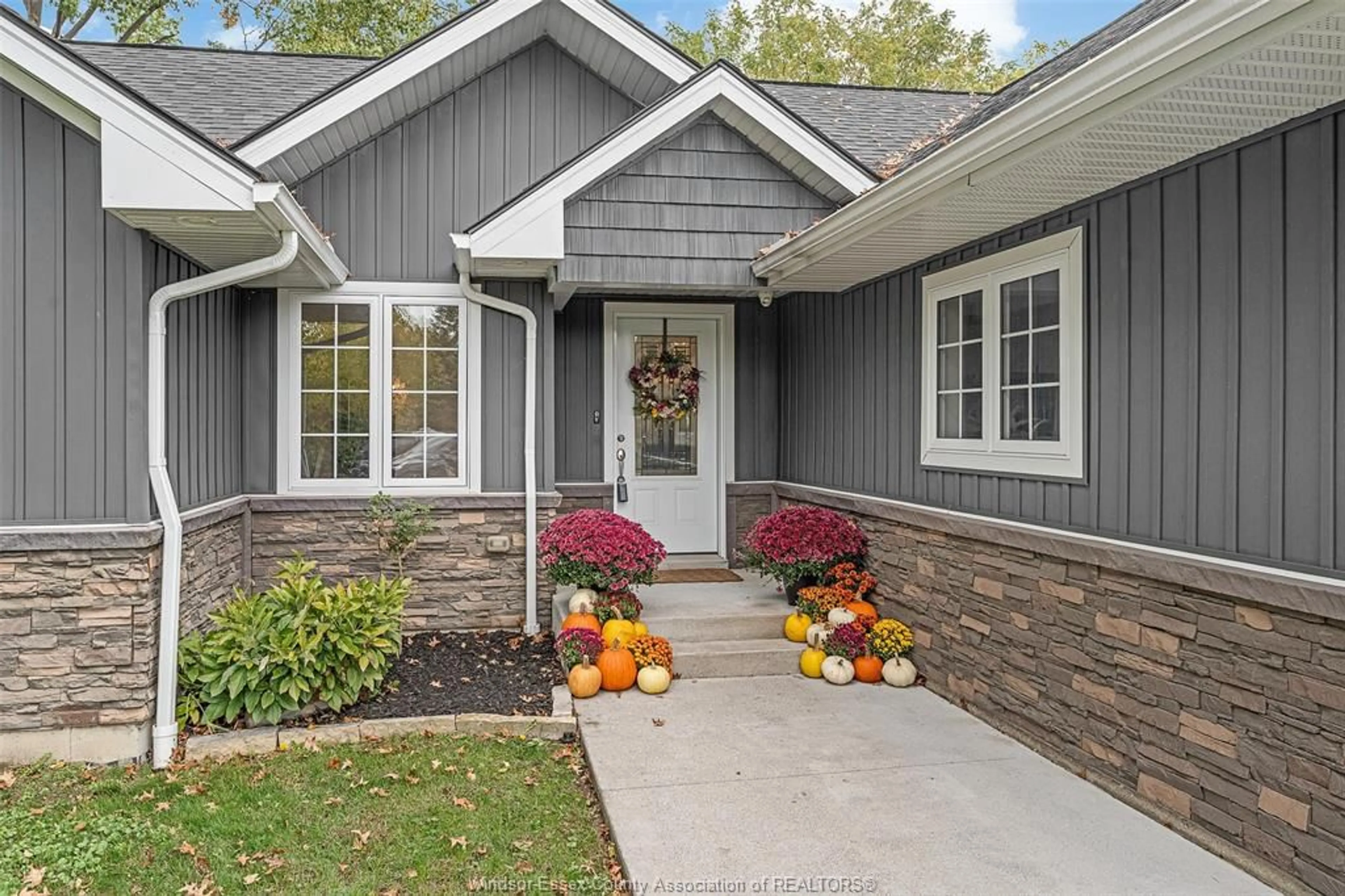 Home with vinyl exterior material, street for 3104 NORTHWAY Ave, Windsor Ontario N9E 4S5