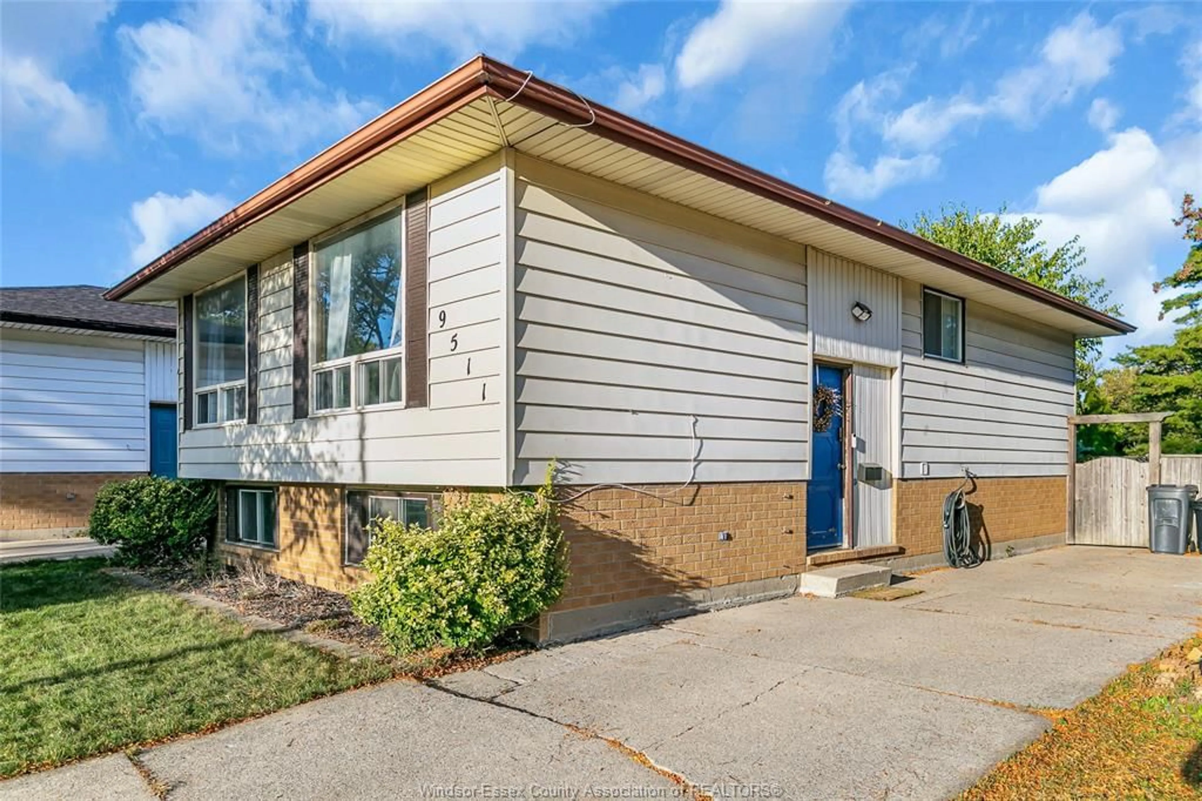 Home with vinyl exterior material, street for 9511 AVERY, Windsor Ontario N8R 2C1