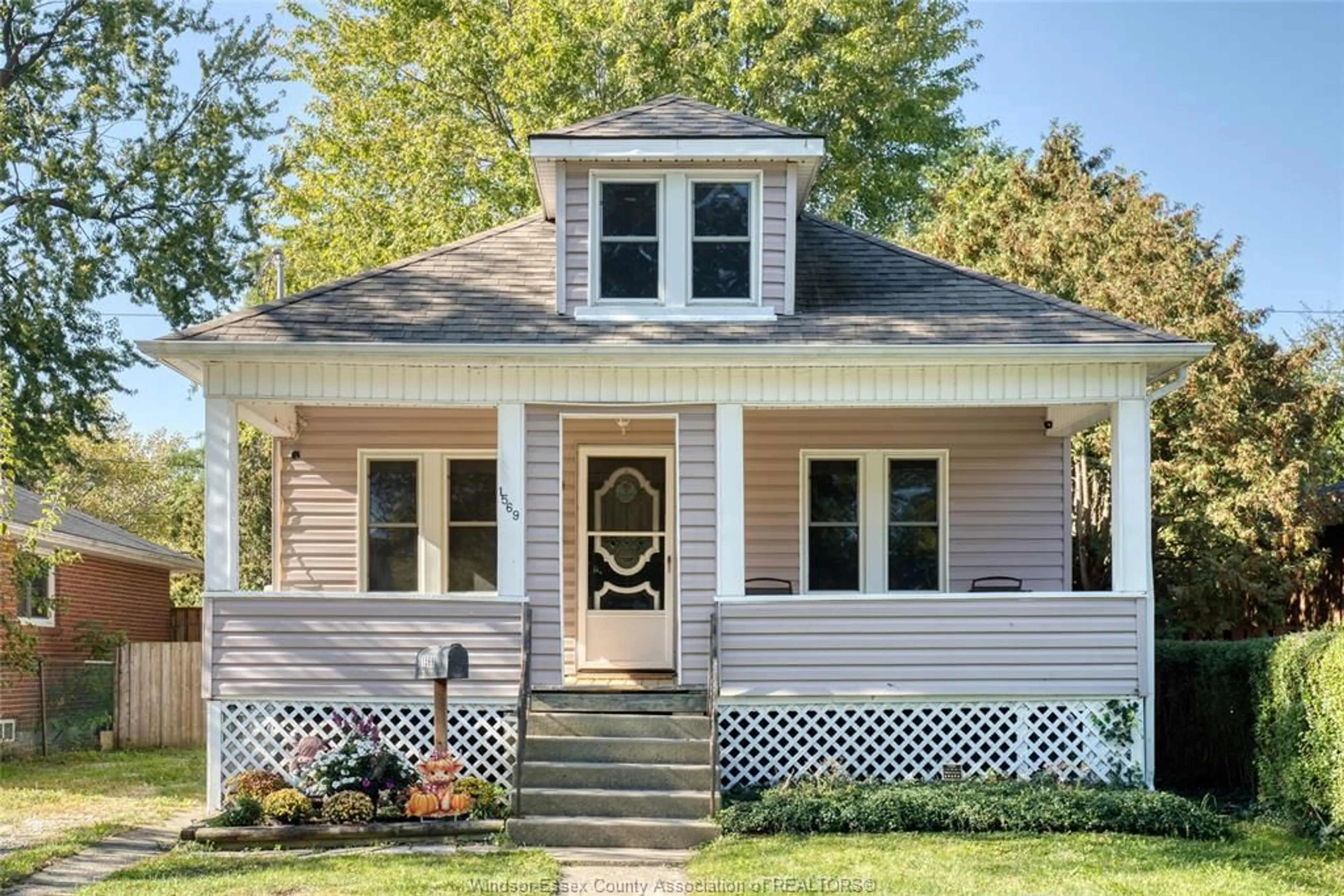 Home with vinyl exterior material, street for 1569 WESTMINSTER, Windsor Ontario N8T 1W8