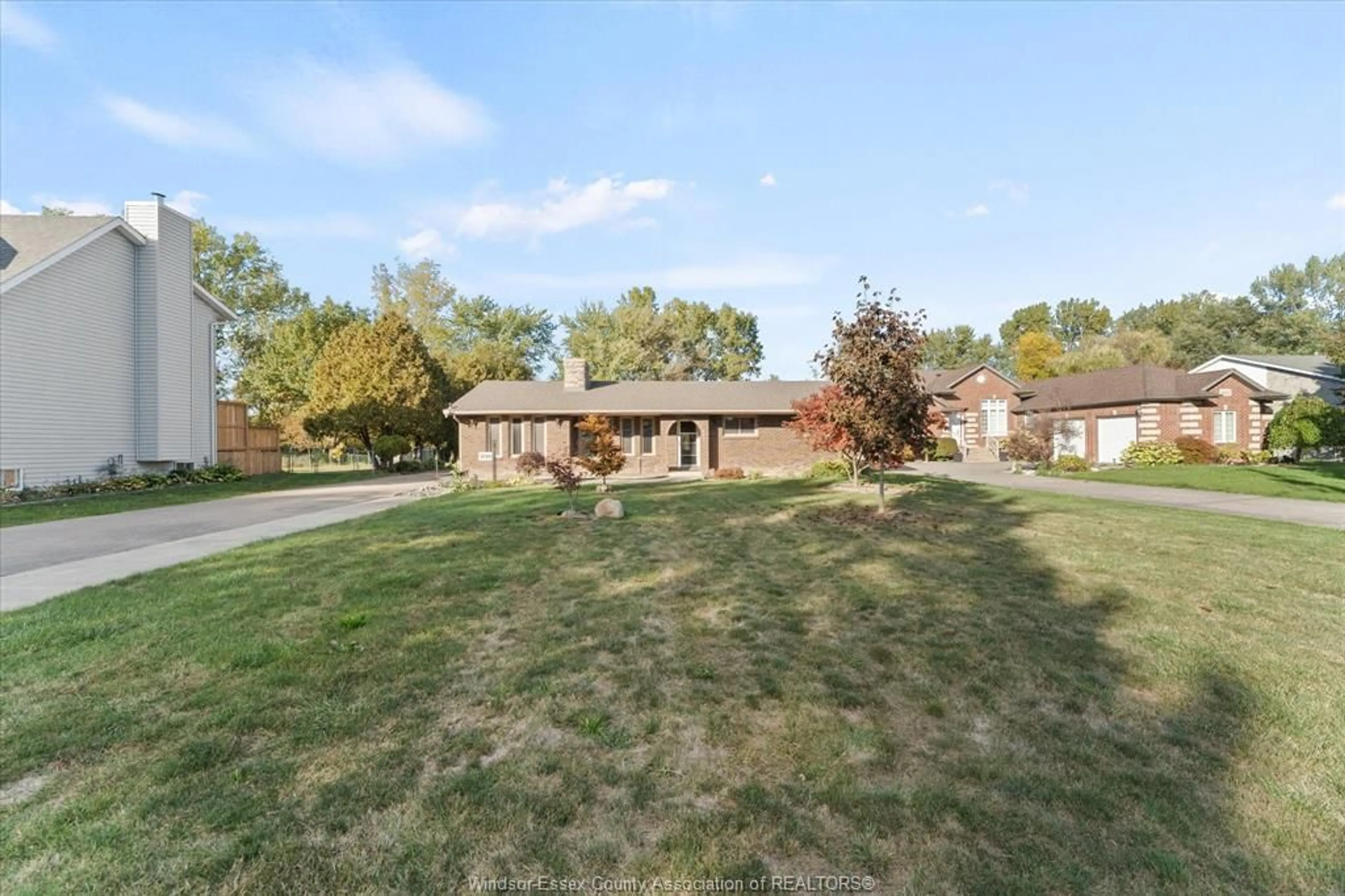A pic from outside/outdoor area/front of a property/back of a property/a pic from drone, unknown for 1040 MAJOR ST, Lakeshore Ontario N0R 1A0
