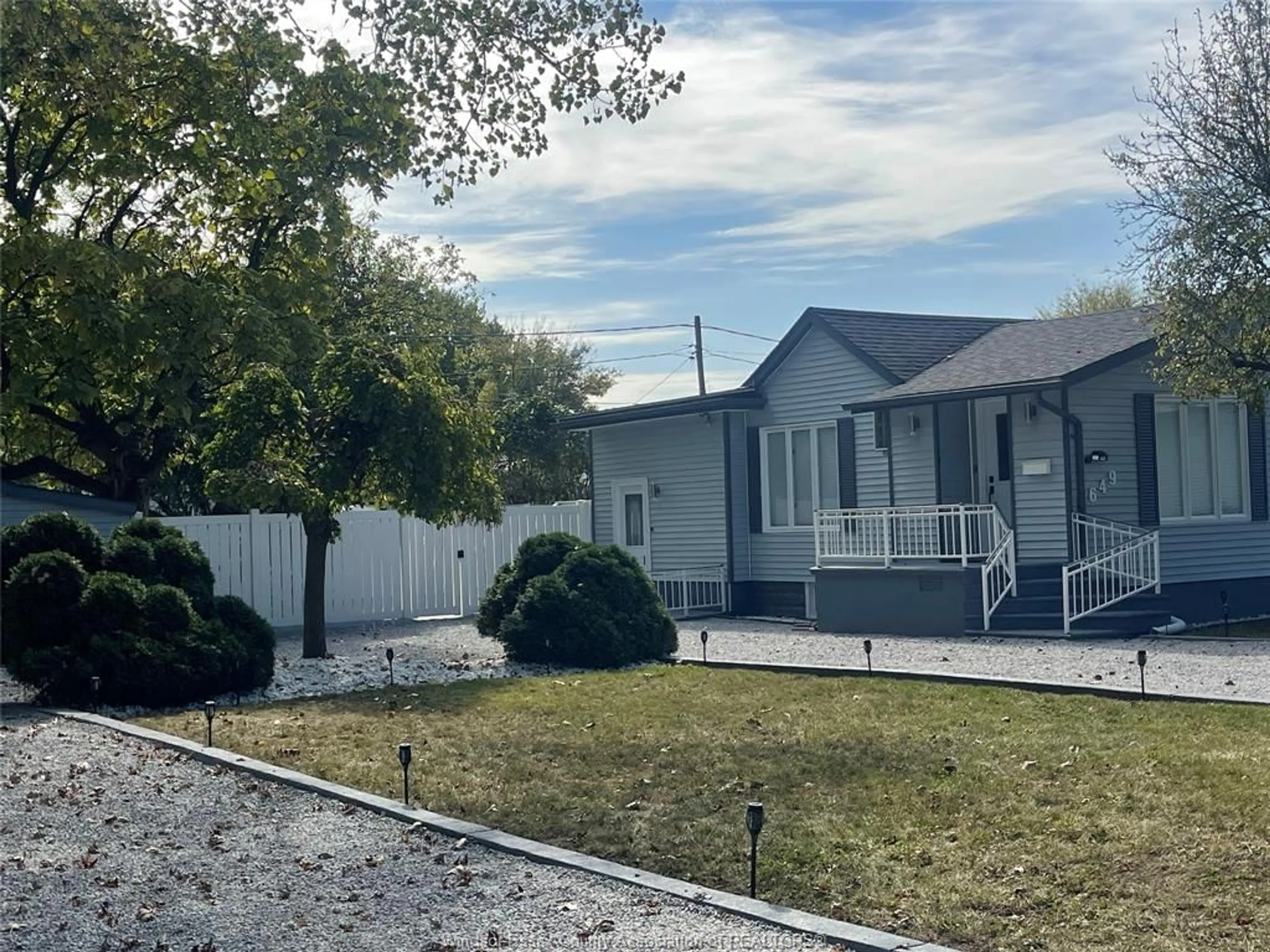 A pic from outside/outdoor area/front of a property/back of a property/a pic from drone, street for 649 EDINBOROUGH St, Windsor Ontario N8X 3C8