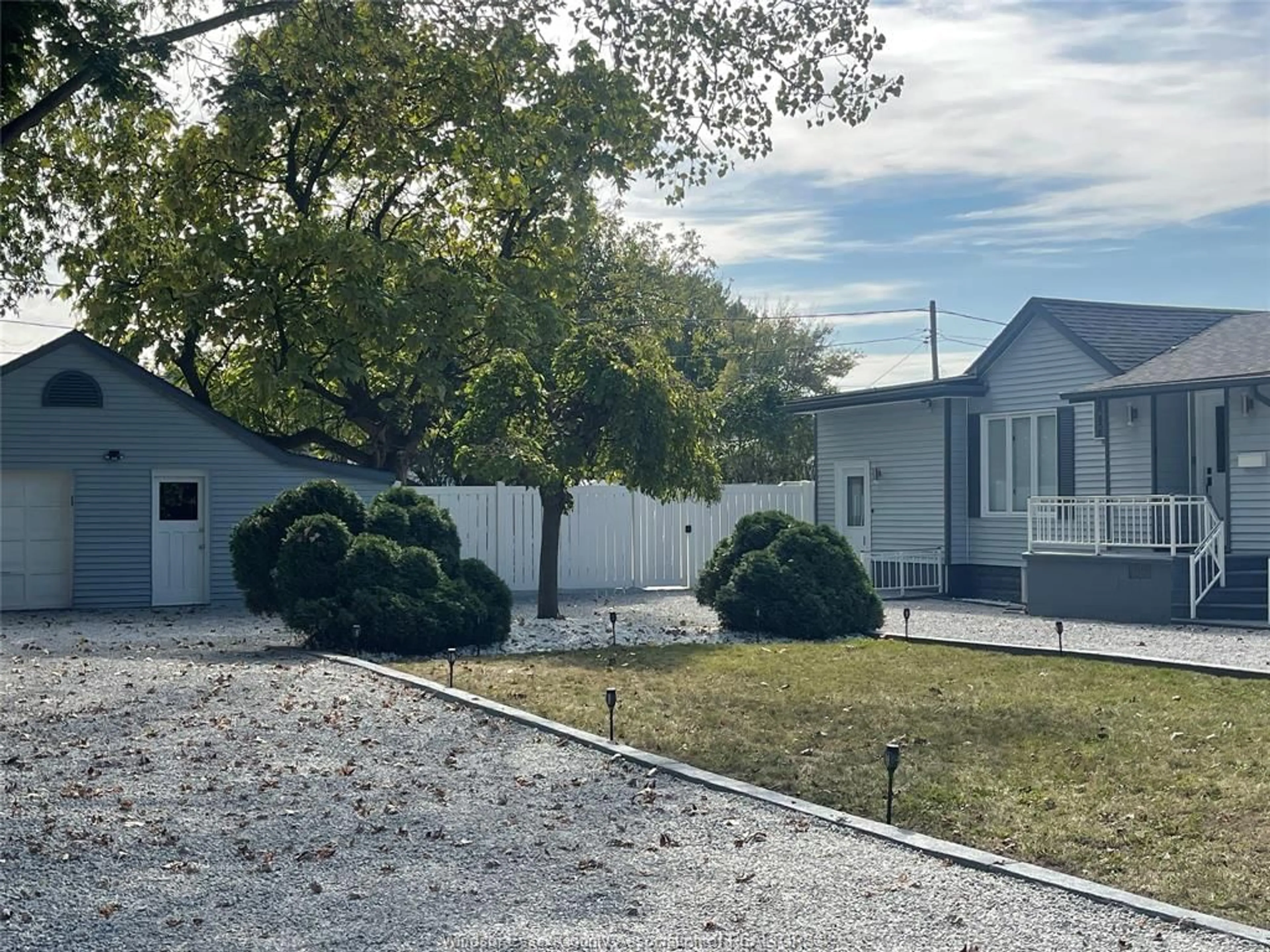 A pic from outside/outdoor area/front of a property/back of a property/a pic from drone, street for 649 EDINBOROUGH St, Windsor Ontario N8X 3C8