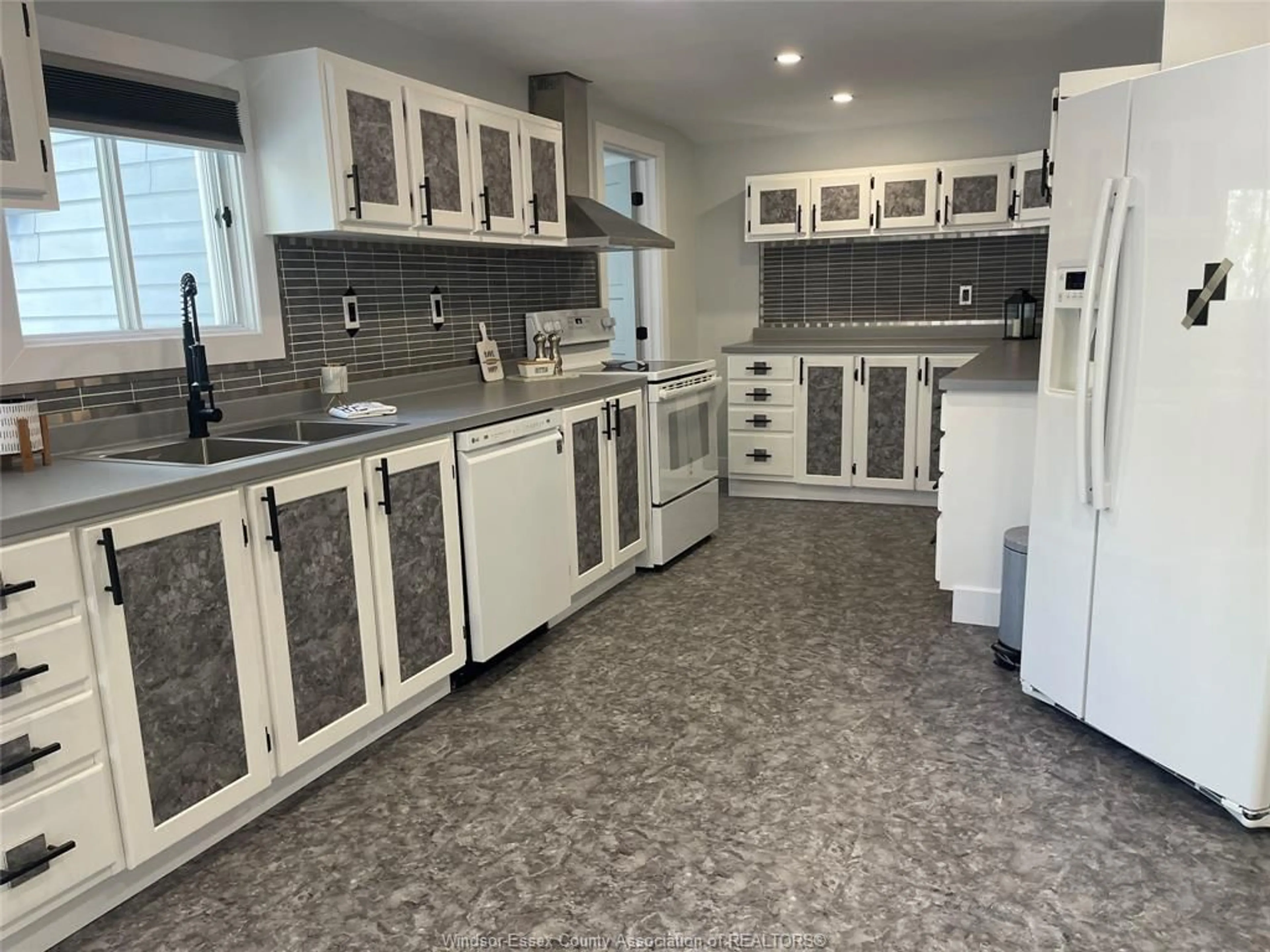 Unknown for 649 EDINBOROUGH St, Windsor Ontario N8X 3C8
