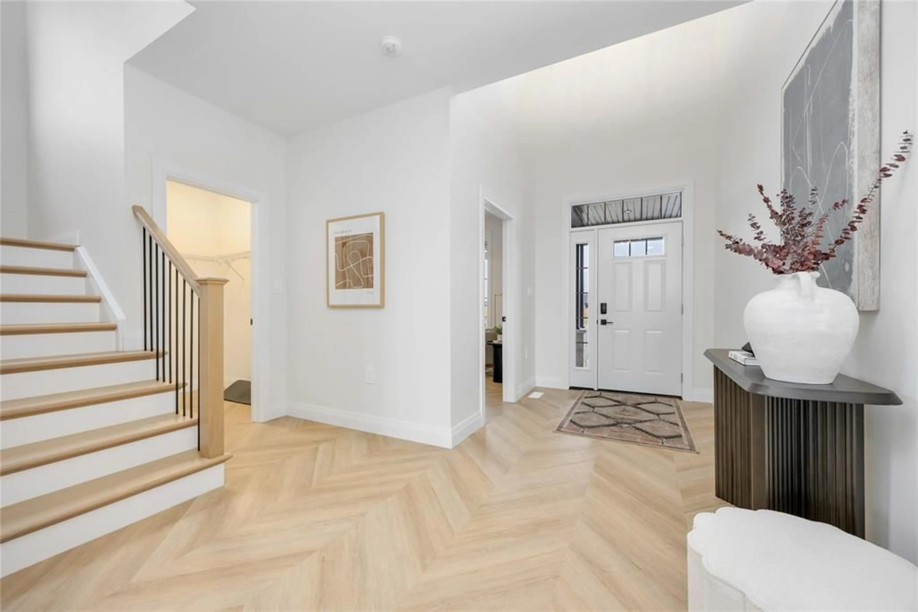 Indoor entryway for 3527 PAUL Cres, Plympton-Wyoming Ontario N0N 1E0