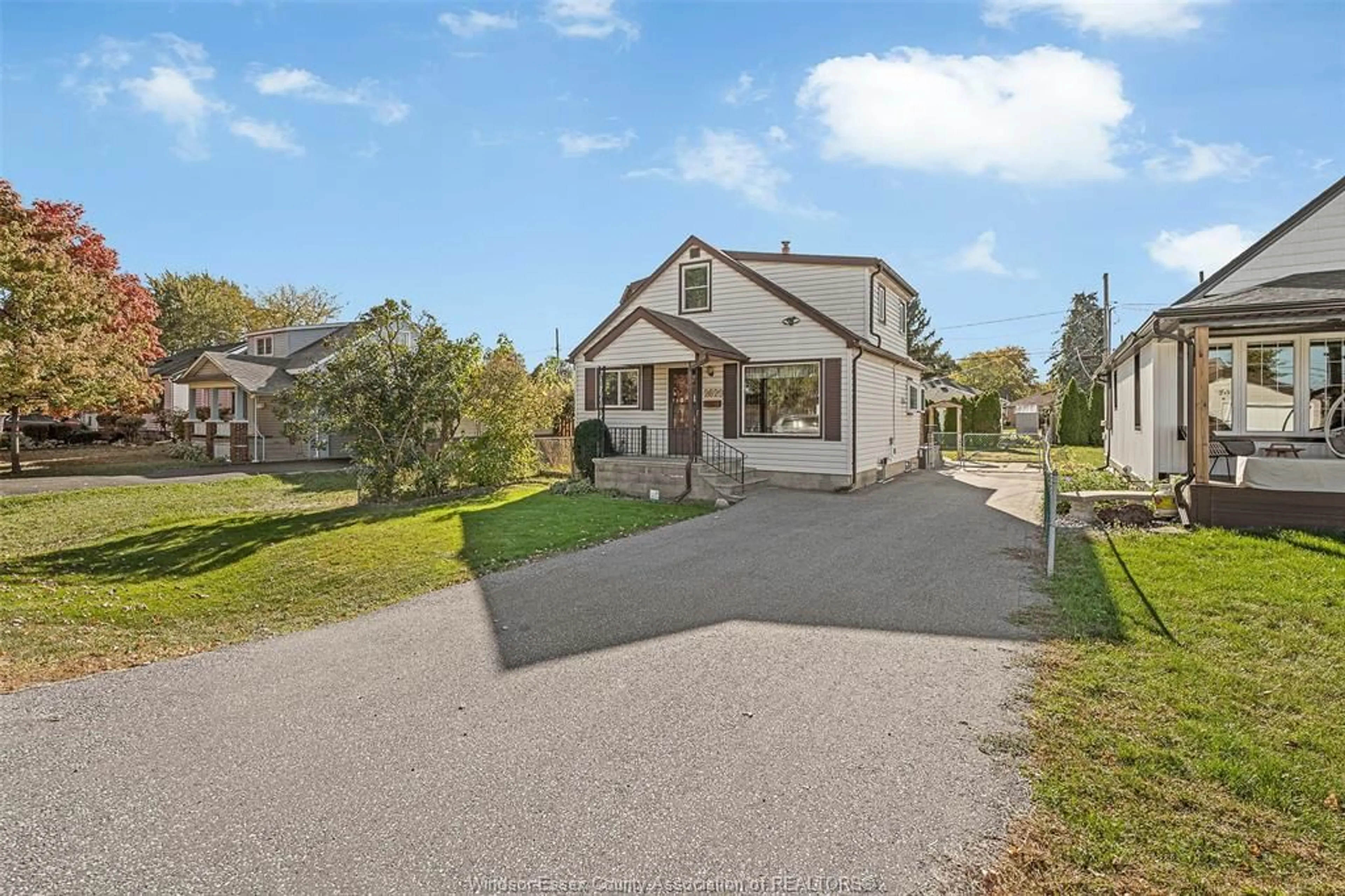 A pic from outside/outdoor area/front of a property/back of a property/a pic from drone, street for 2629 MELDRUM Rd, Windsor Ontario N8W 4G3
