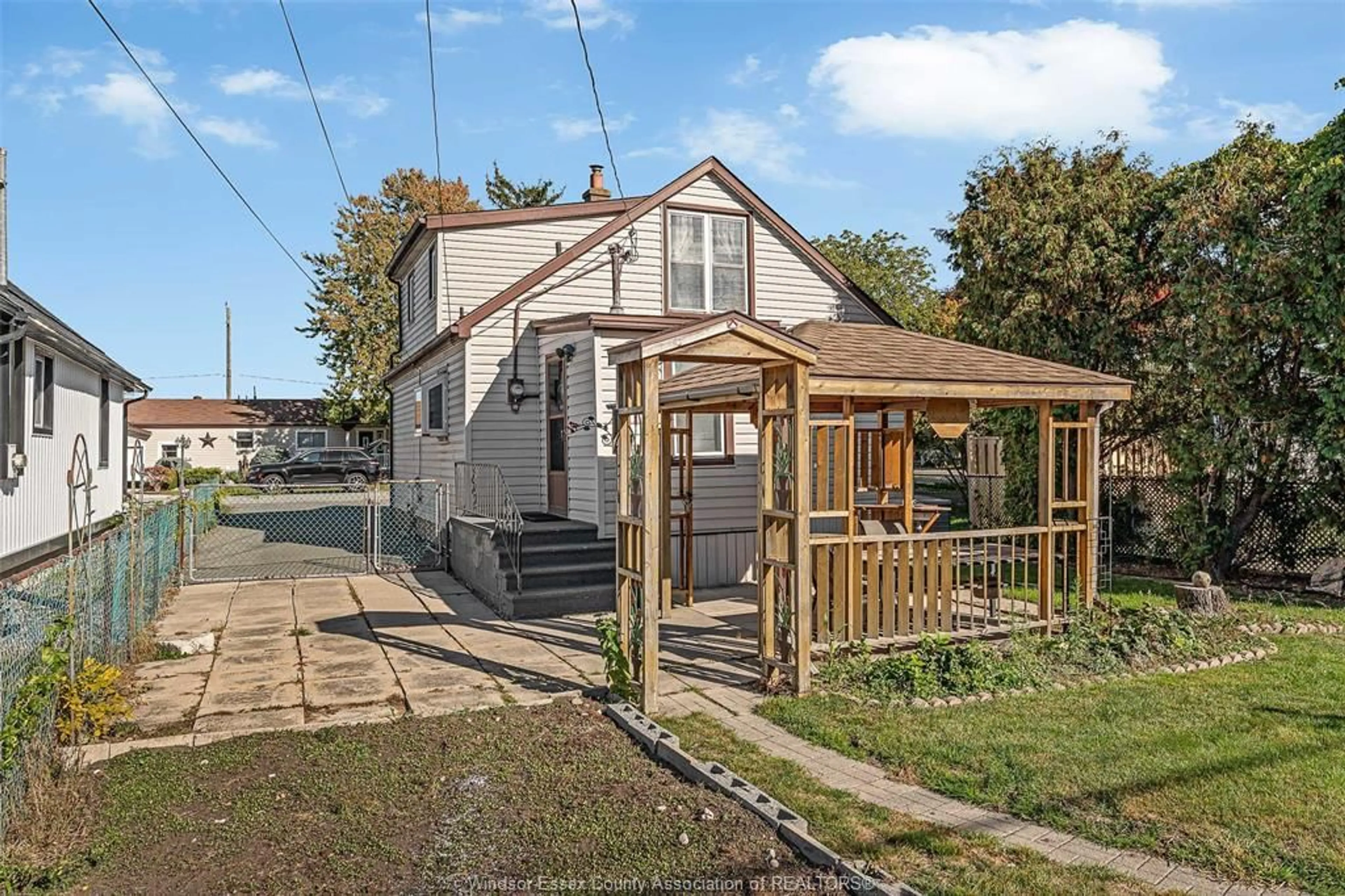 A pic from outside/outdoor area/front of a property/back of a property/a pic from drone, street for 2629 MELDRUM Rd, Windsor Ontario N8W 4G3