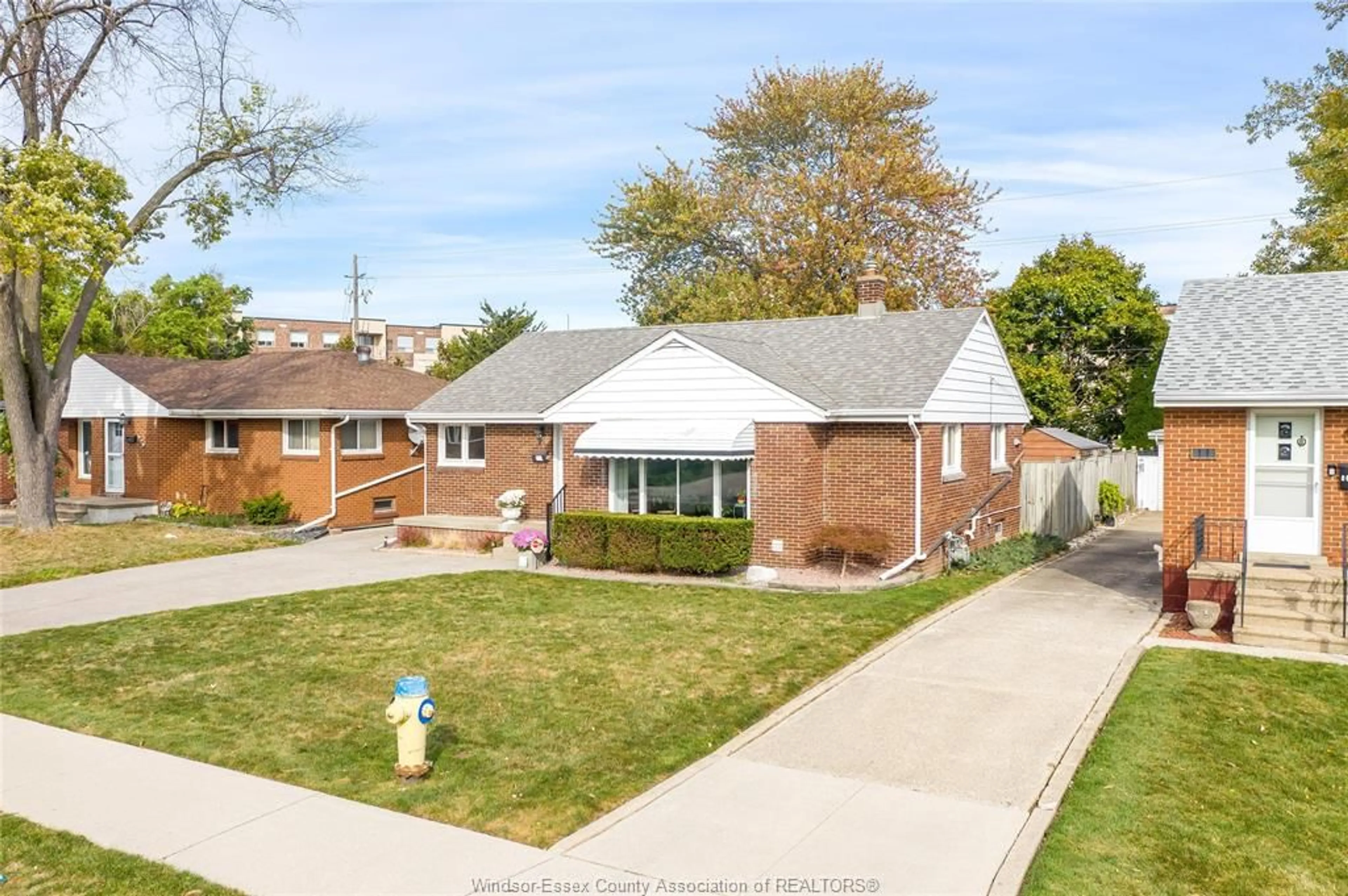 A pic from outside/outdoor area/front of a property/back of a property/a pic from drone, street for 856 WATSON, Windsor Ontario N8S 3S8