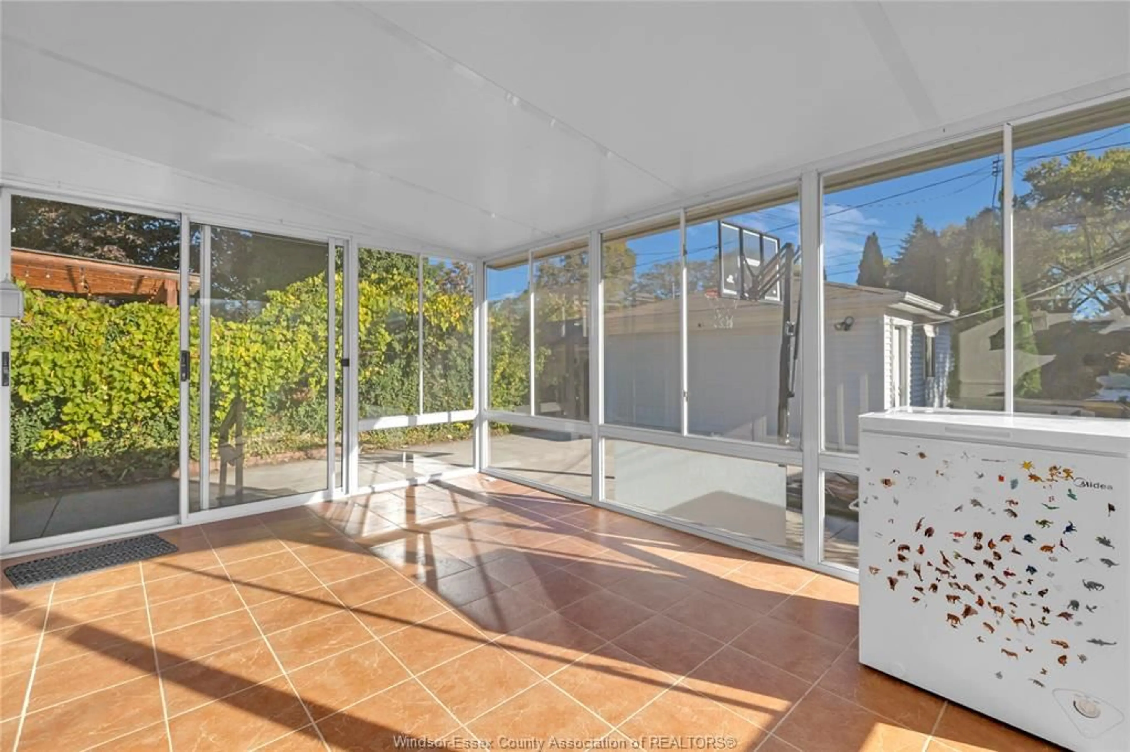 Indoor foyer for 914 THOMPSON Blvd, Windsor Ontario N8S 2G8