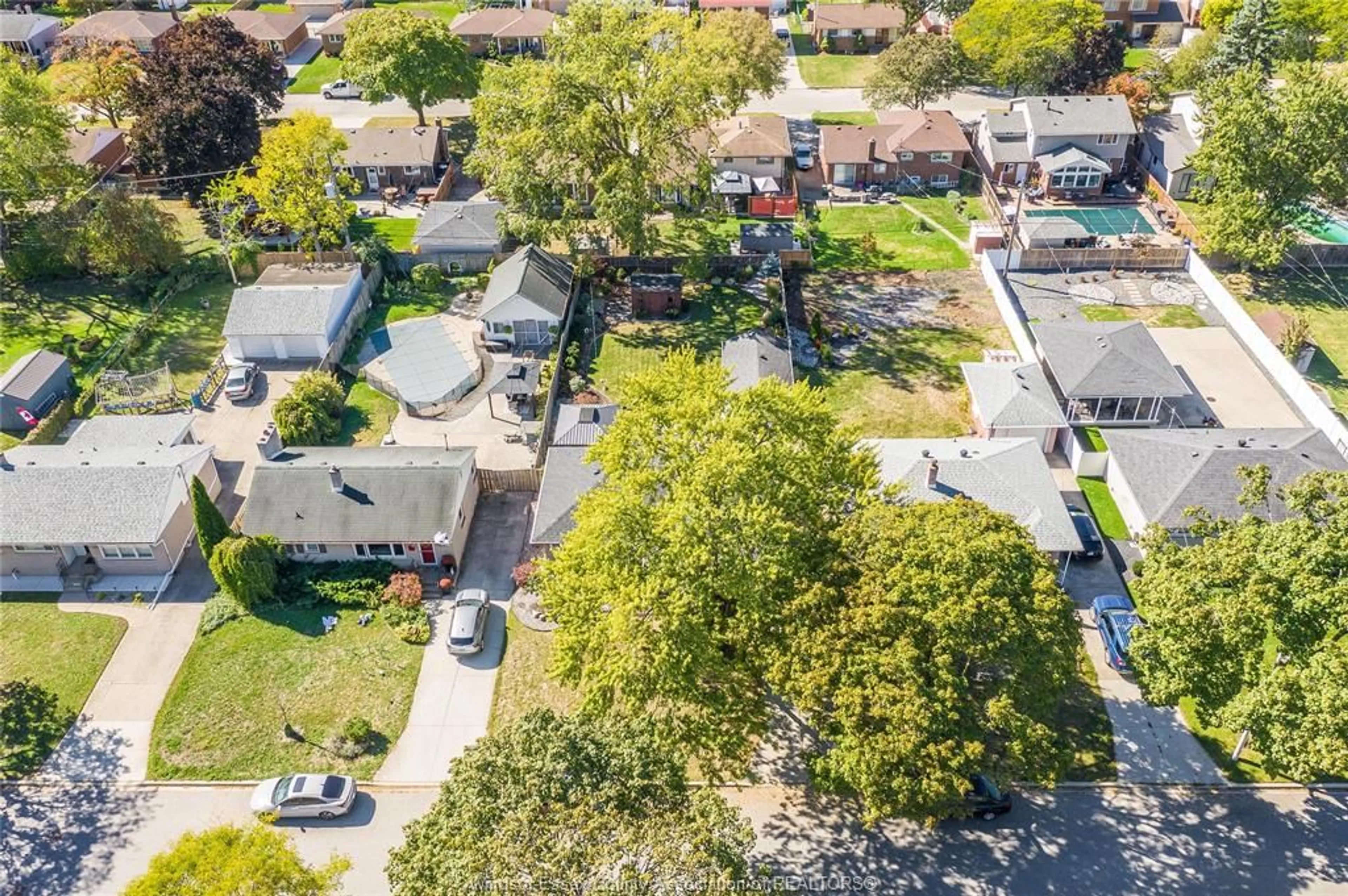A pic from outside/outdoor area/front of a property/back of a property/a pic from drone, street for 1225 PARKVIEW, Windsor Ontario N8S 2X8