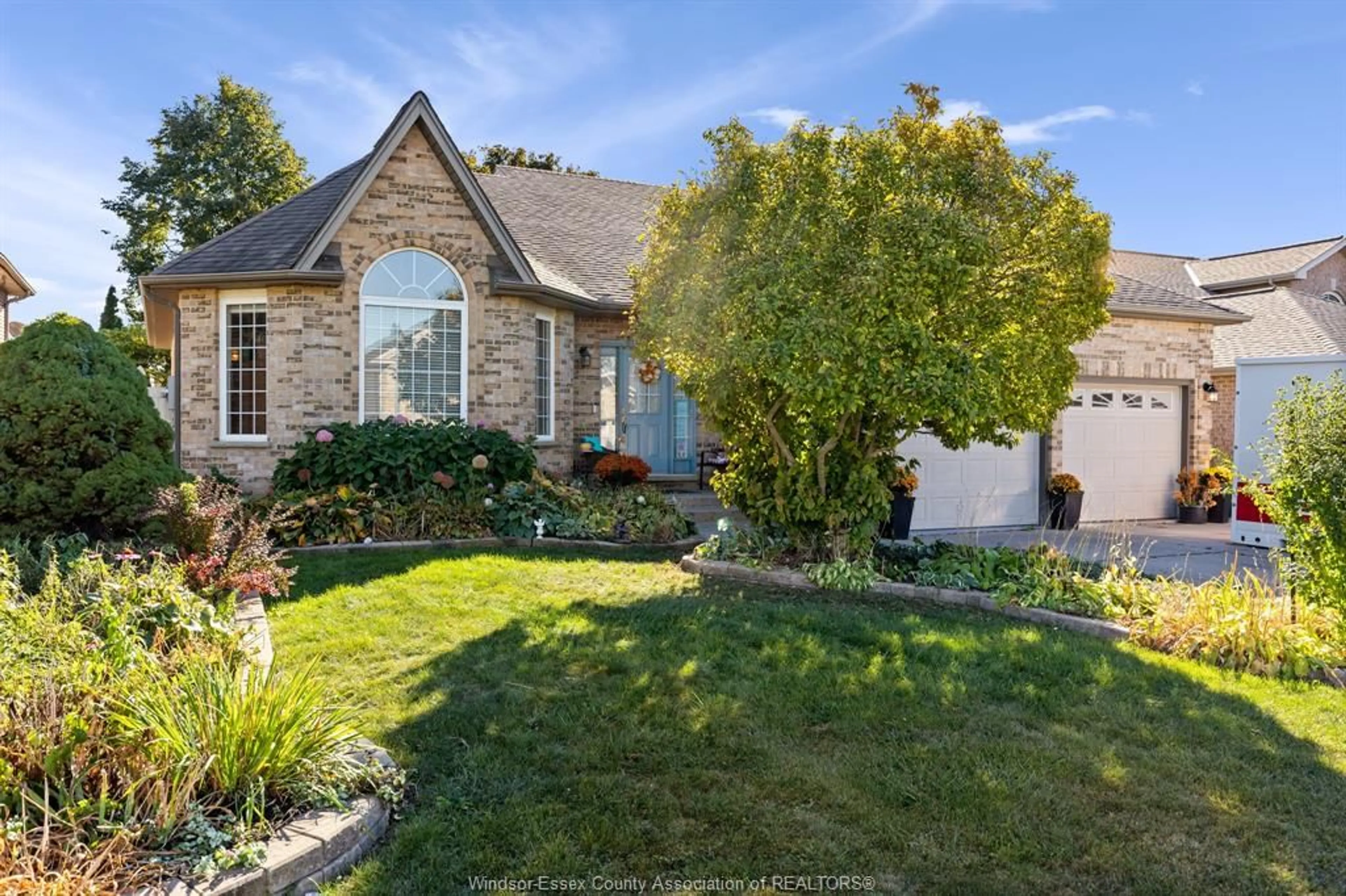 A pic from outside/outdoor area/front of a property/back of a property/a pic from drone, unknown for 12 CAMBRIDGE Crt, Amherstburg Ontario N9V 4B5