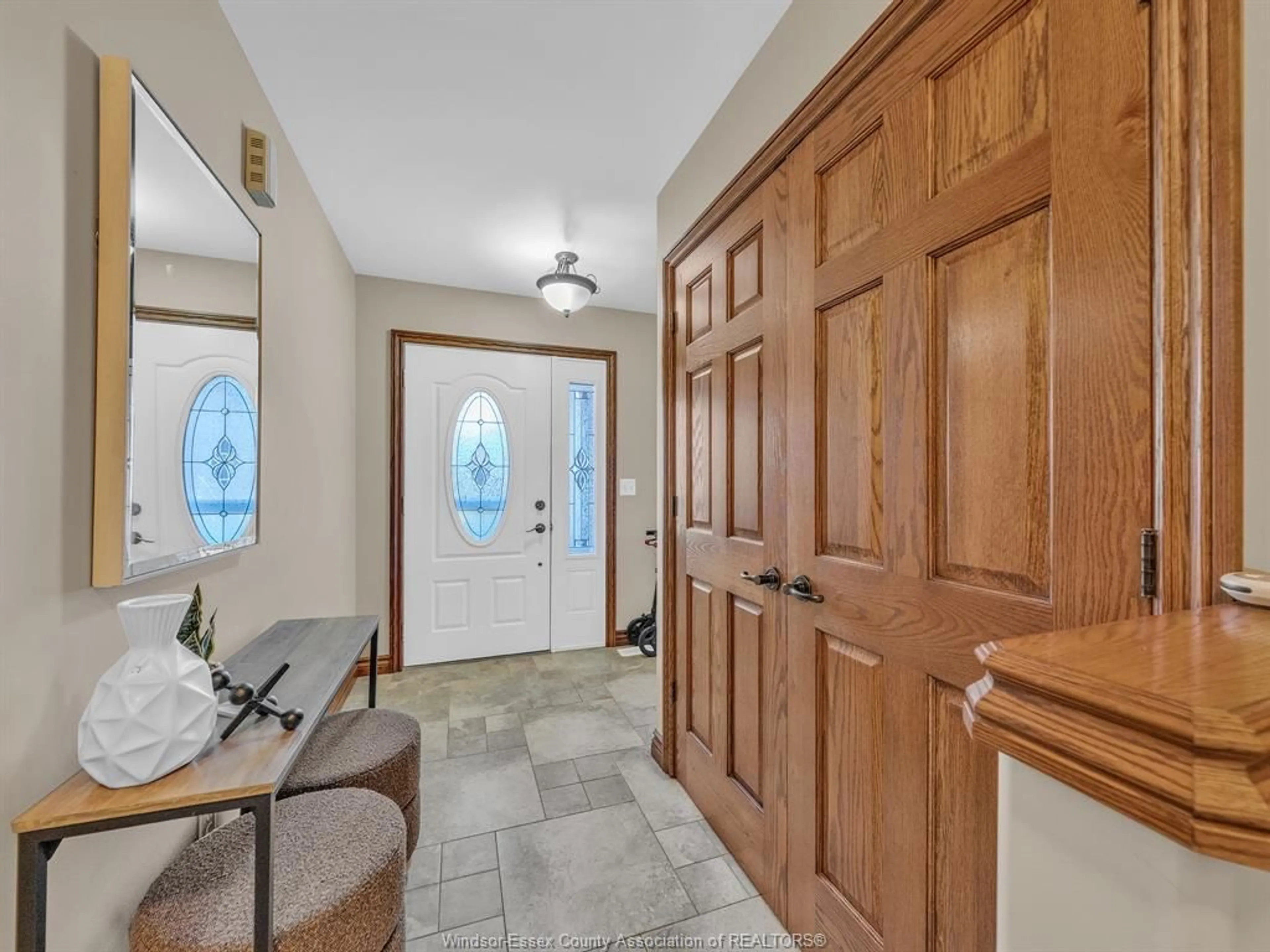 Indoor entryway for 124 KIMBALL Dr, Essex Ontario N8M 0B8