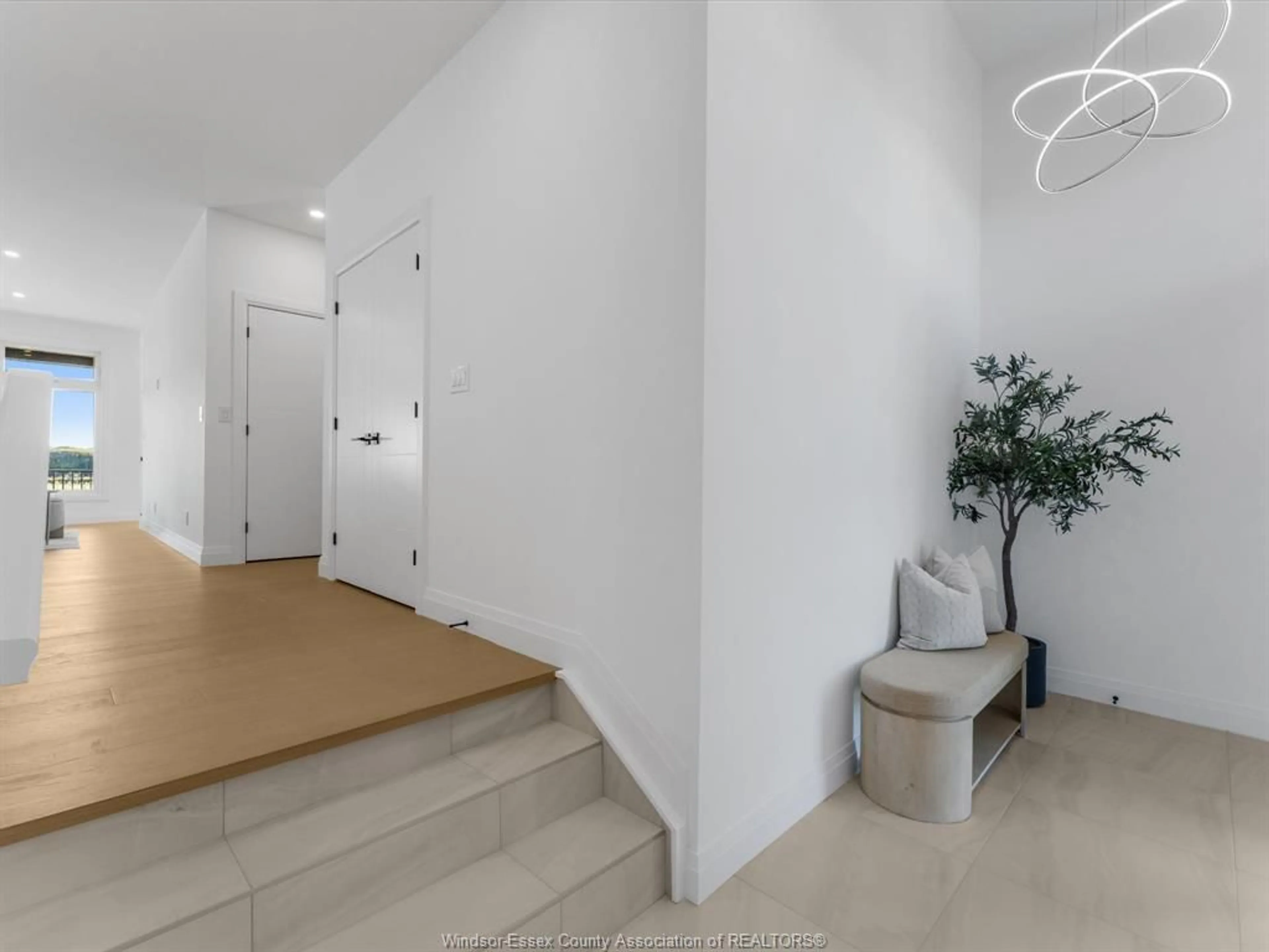 Indoor foyer for 54 DESTINY, Leamington Ontario N8H 0E1