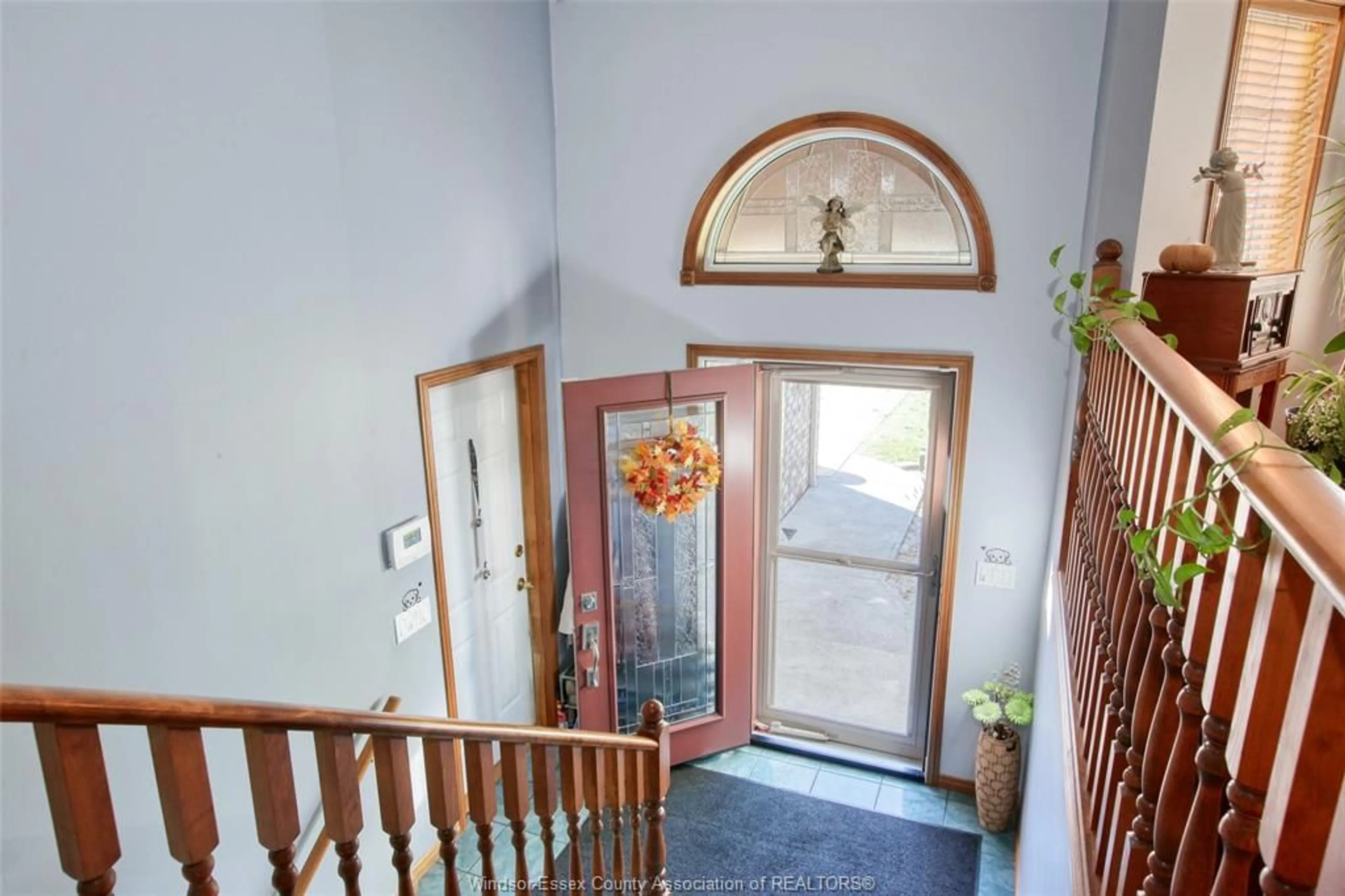 Indoor foyer for 330 CEDAR RIDGE Ave, Amherstburg Ontario N9V 3W9