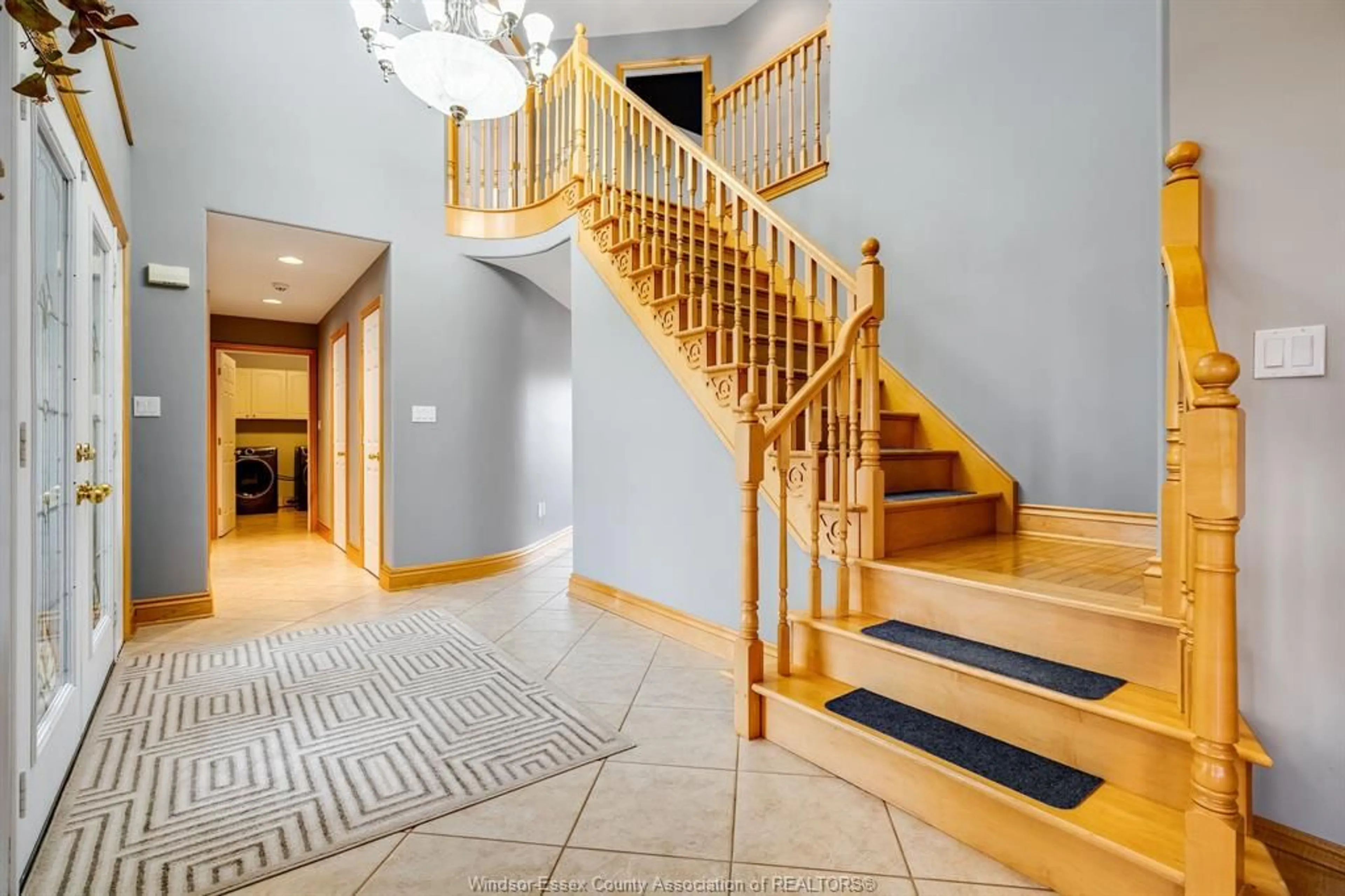 Indoor foyer for 1951 BRIDGEN Rd, St Clair Ontario N0P 2R0