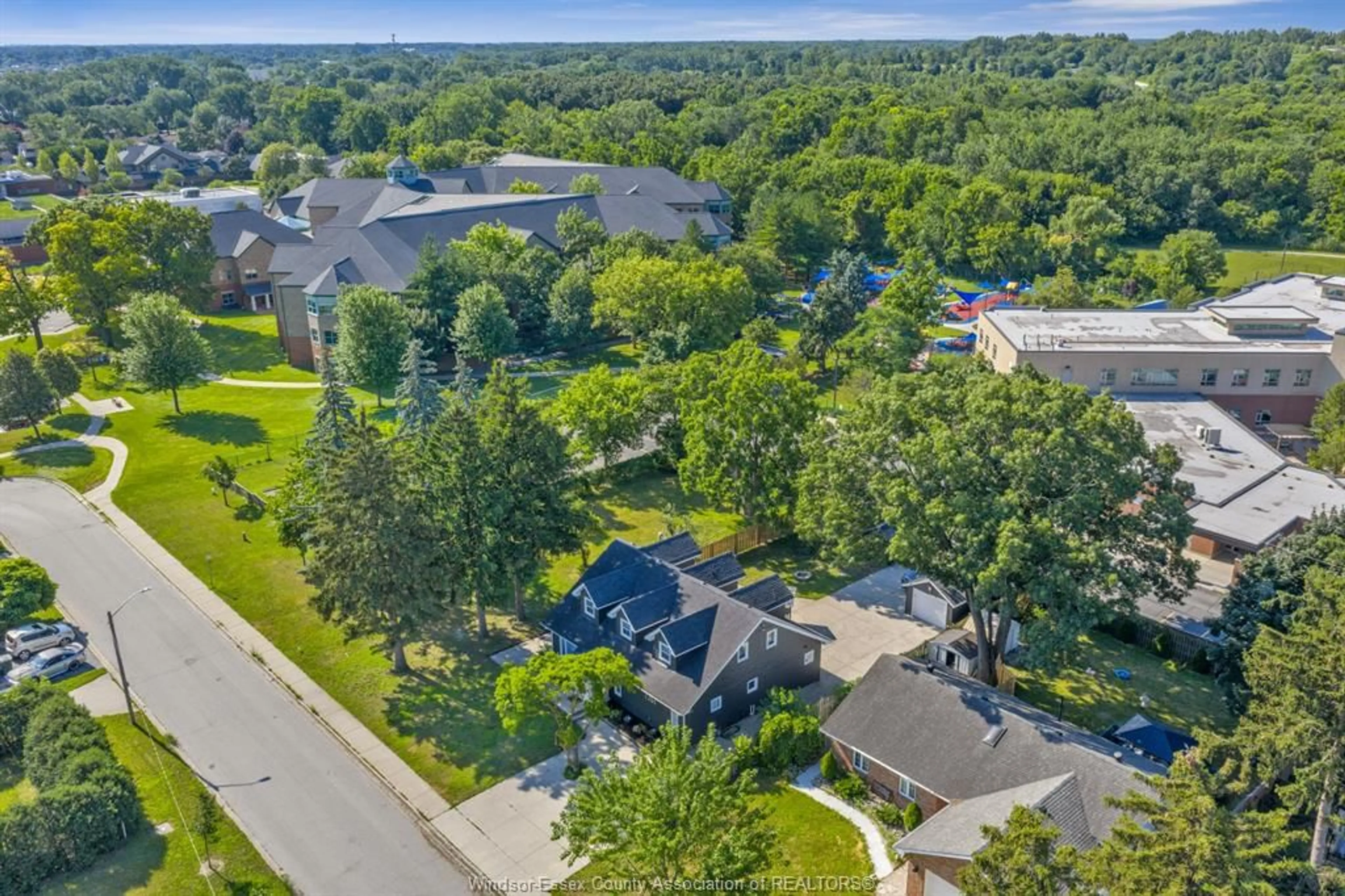 A pic from outside/outdoor area/front of a property/back of a property/a pic from drone, unknown for 1361 CHAPPELL Ave, Windsor Ontario N9C 3E1