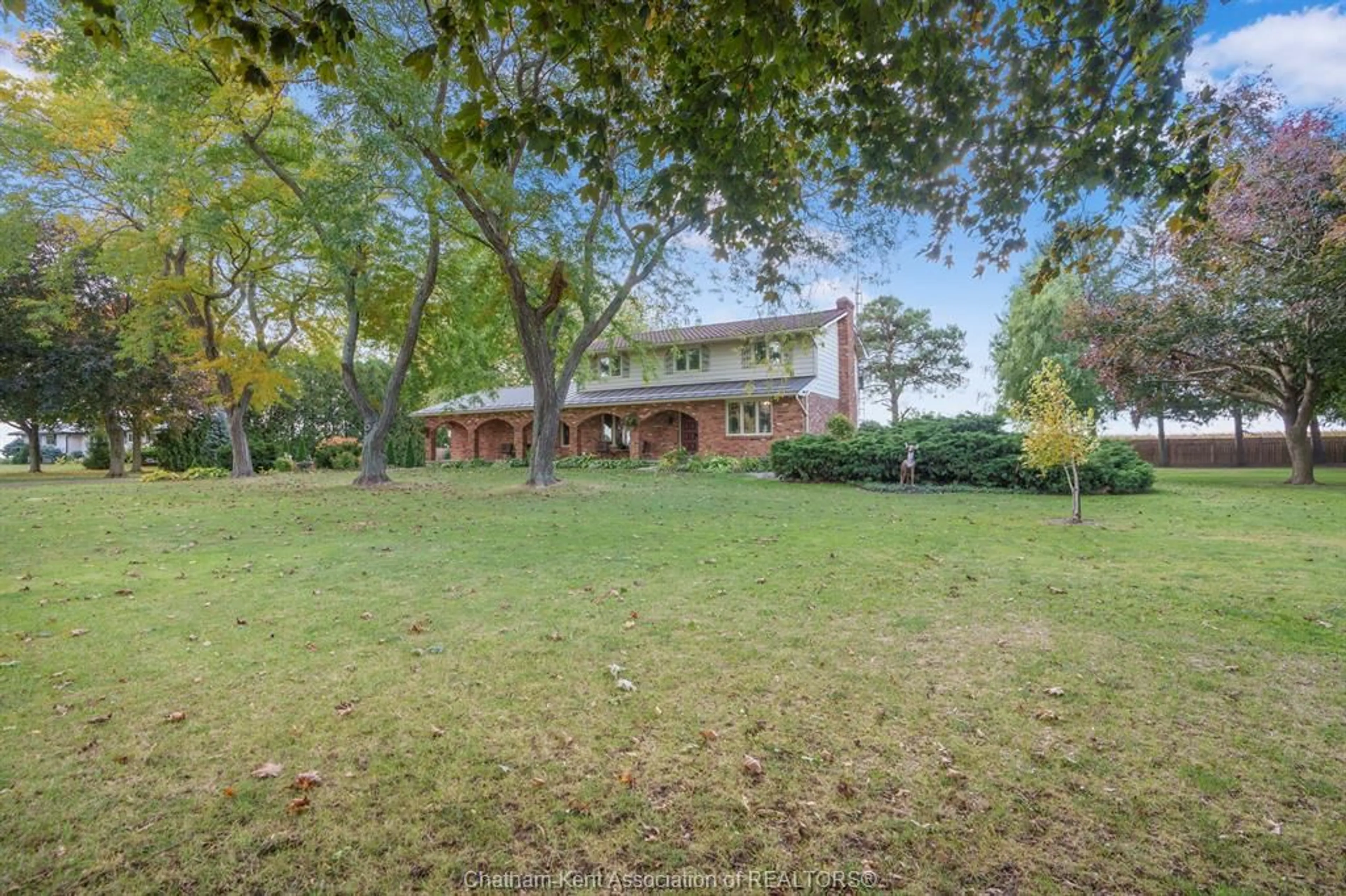 A pic from outside/outdoor area/front of a property/back of a property/a pic from drone, unknown for 7664 Riverview Line, Chatham Ontario N7M 5T1