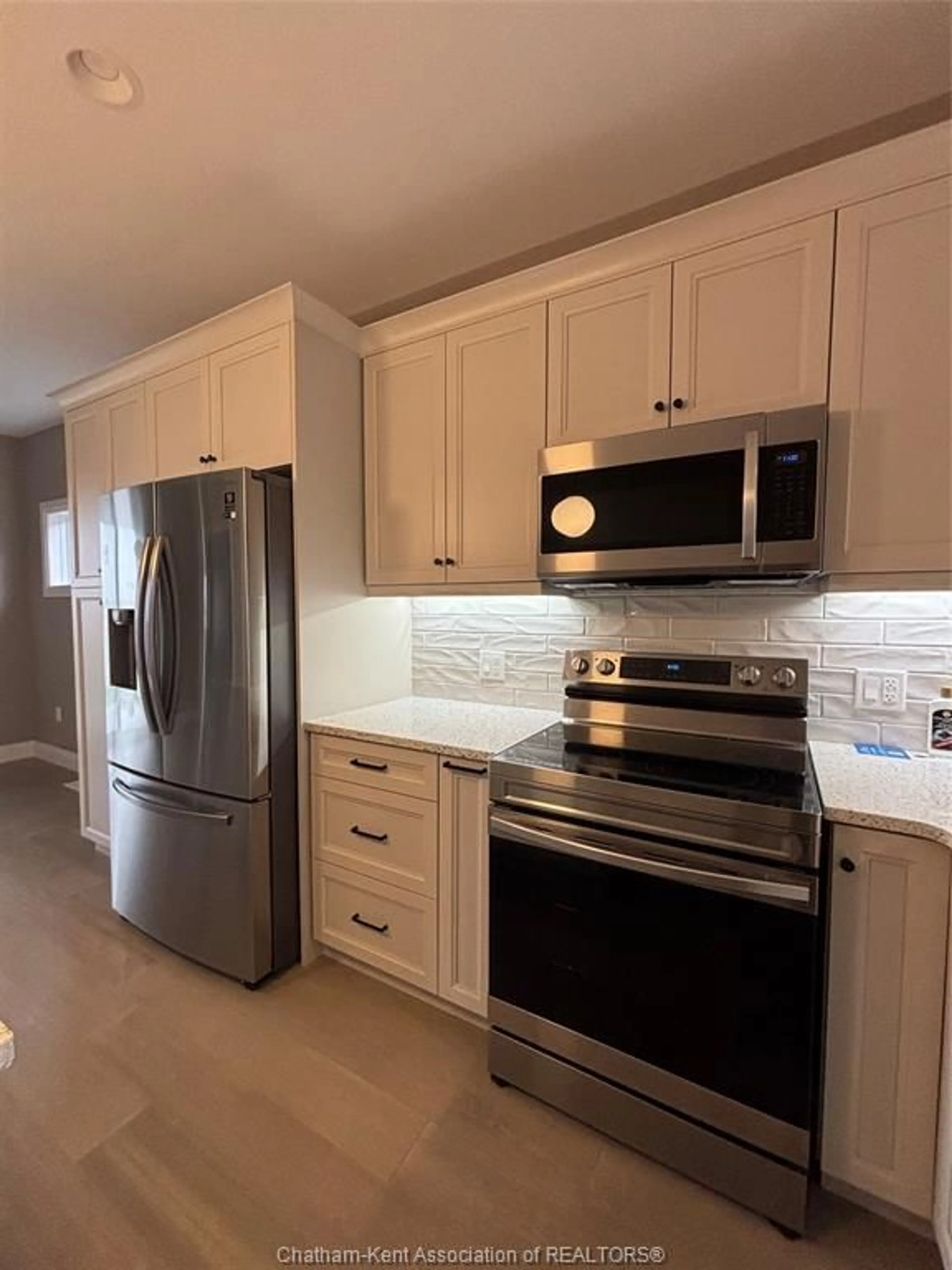 Open concept kitchen, ceramic/tile floor for 22 Evening Dr, Chatham Ontario N7L 0B6